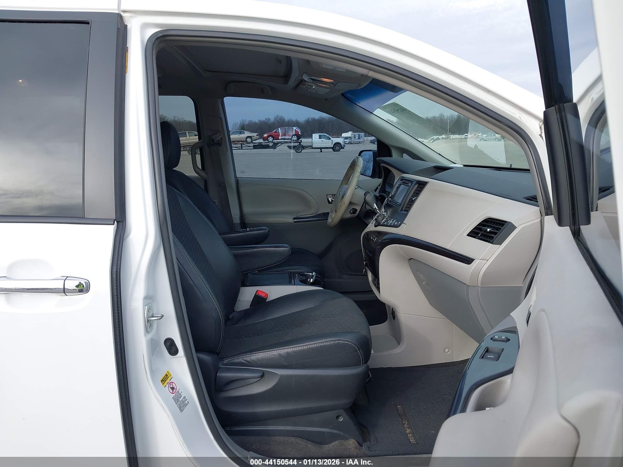 TOYOTA SIENNA image 5
