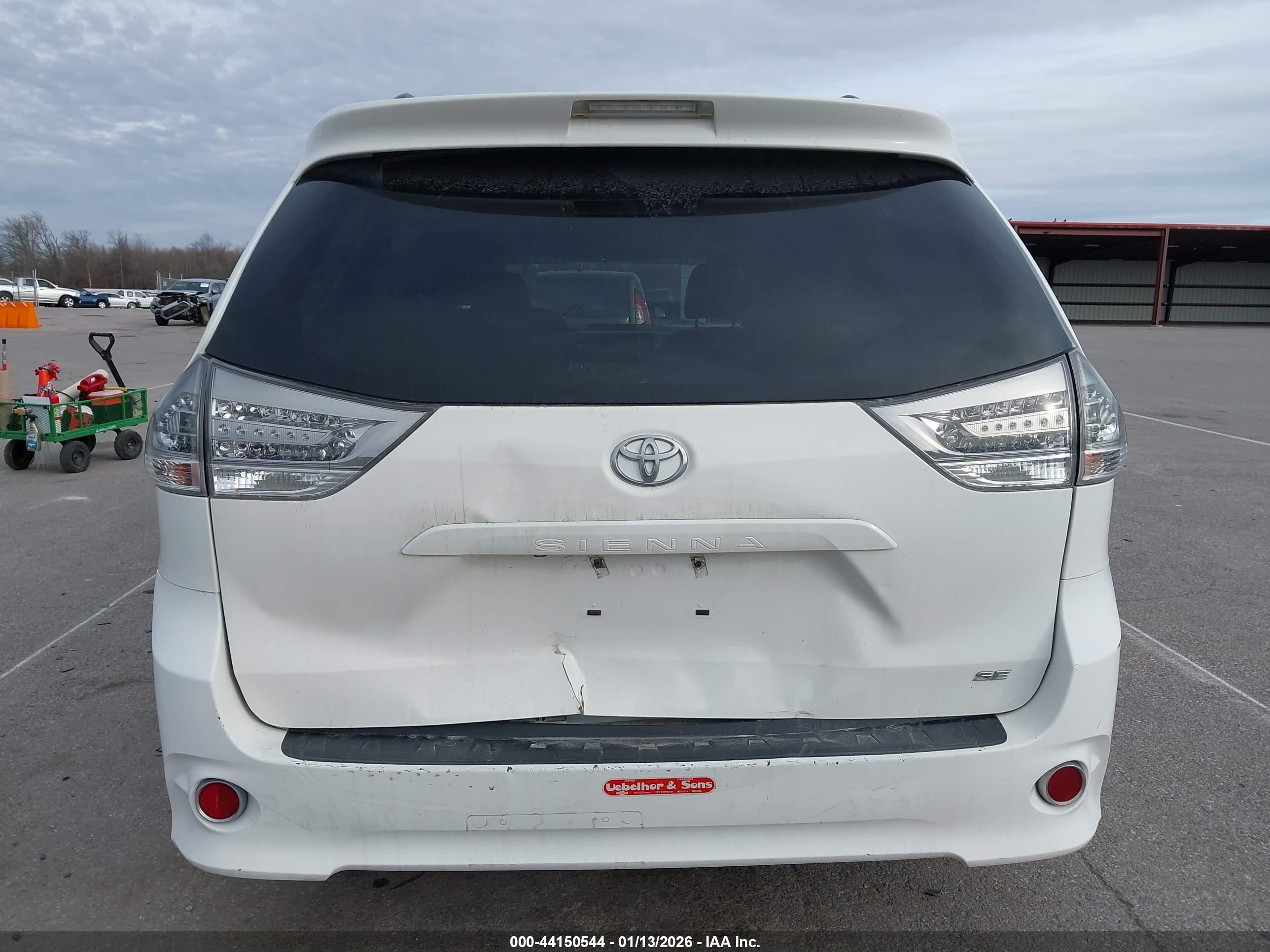TOYOTA SIENNA image 6