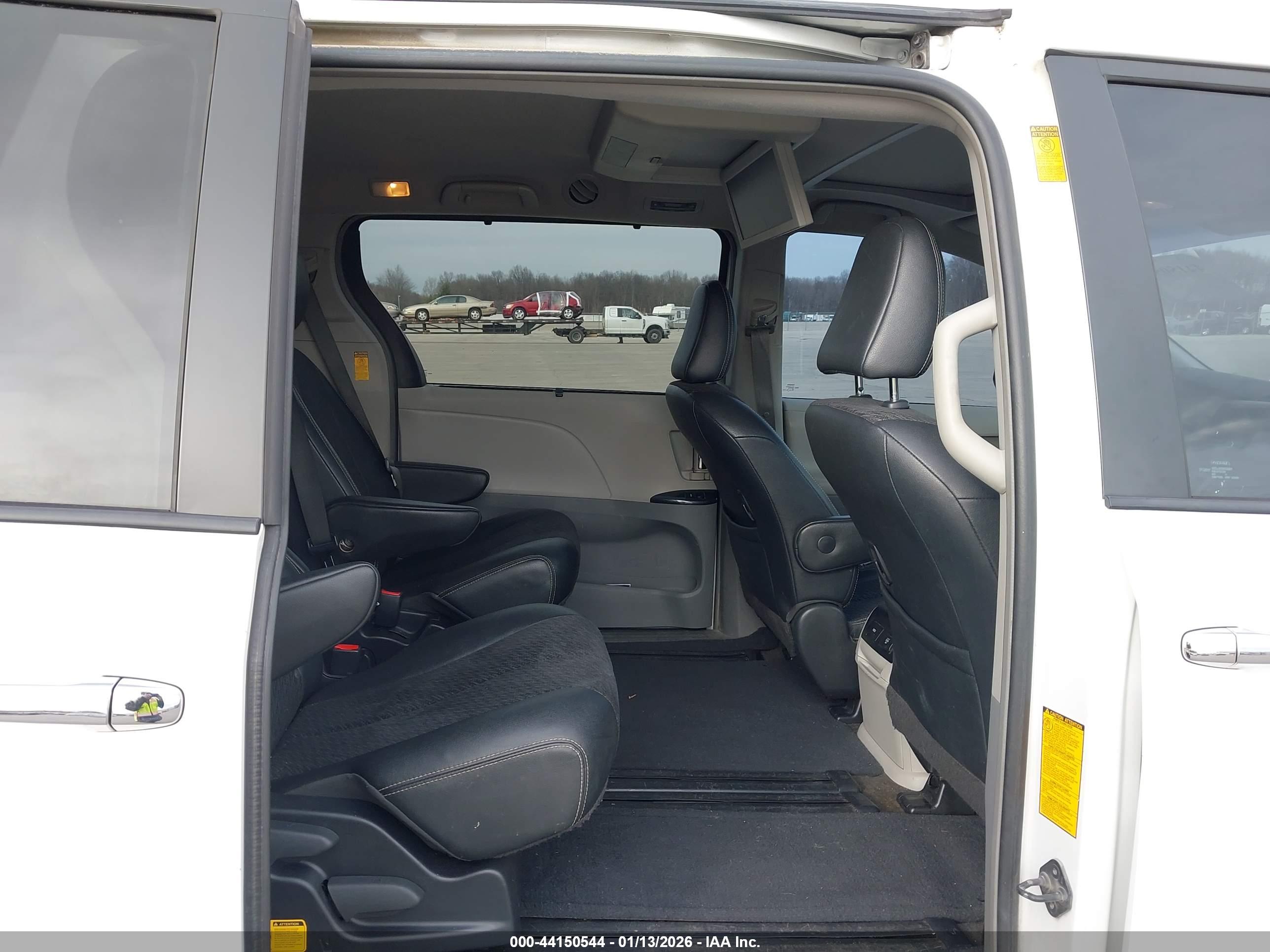 TOYOTA SIENNA image 8