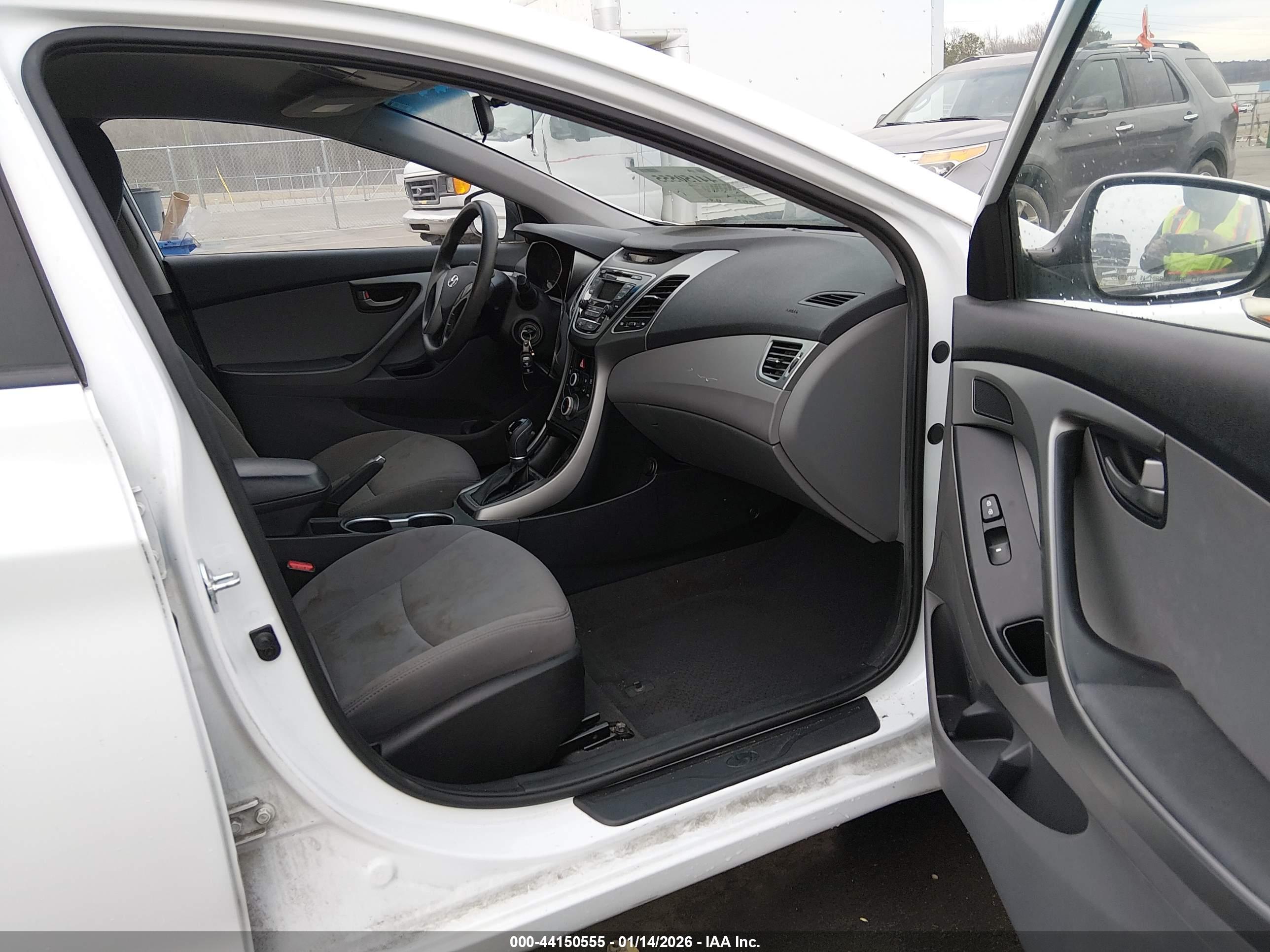 HYUNDAI ELANTRA image 5