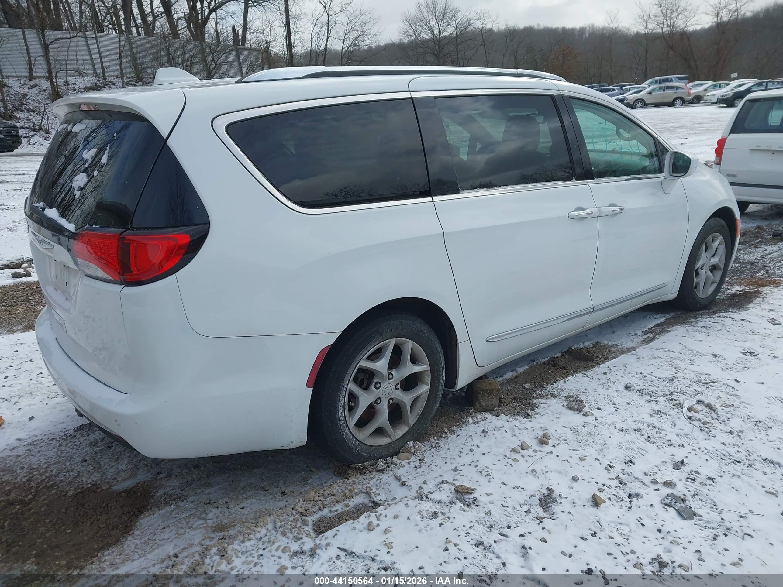 CHRYSLER PACIFICA image 4