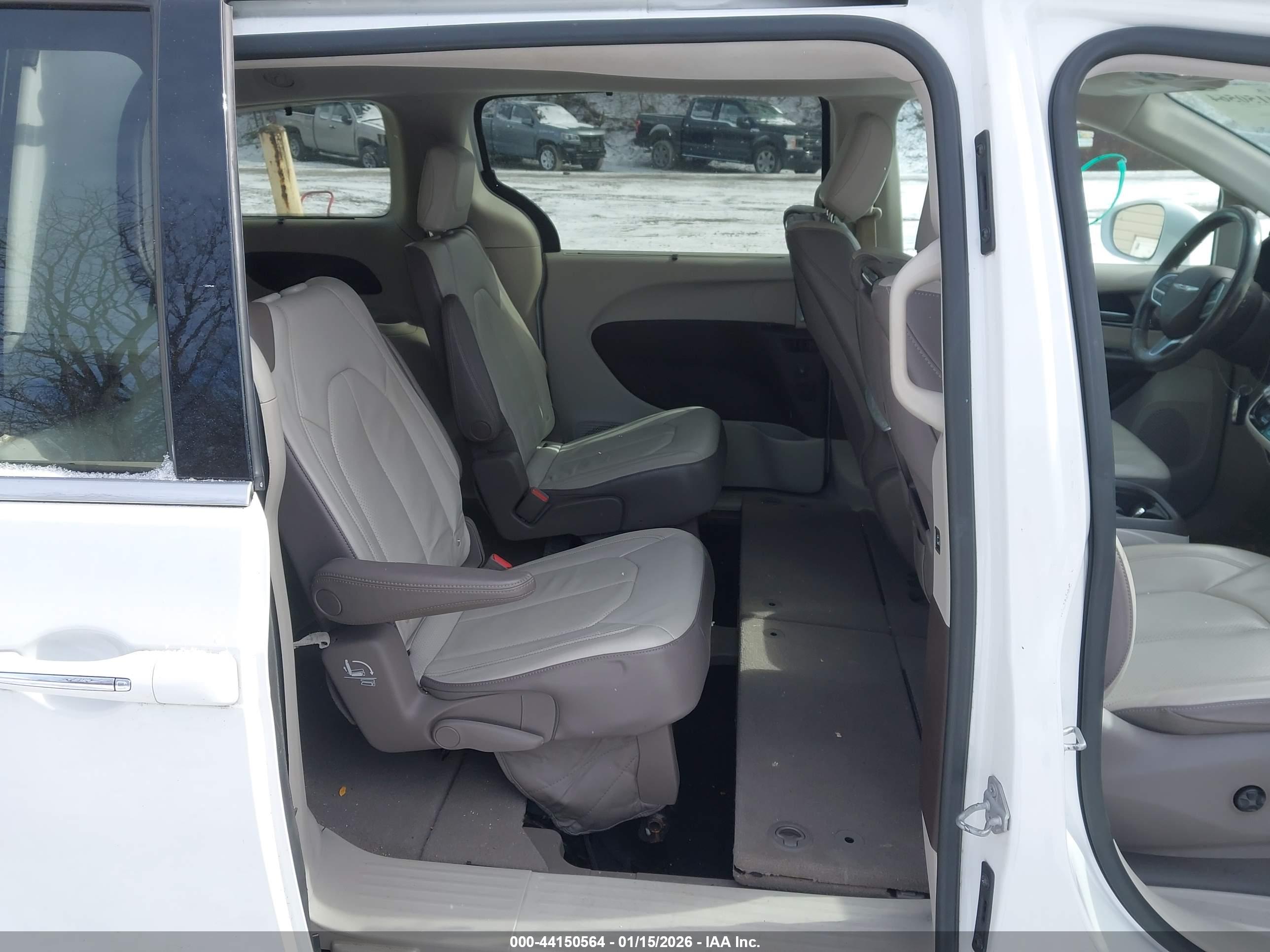 CHRYSLER PACIFICA image 8