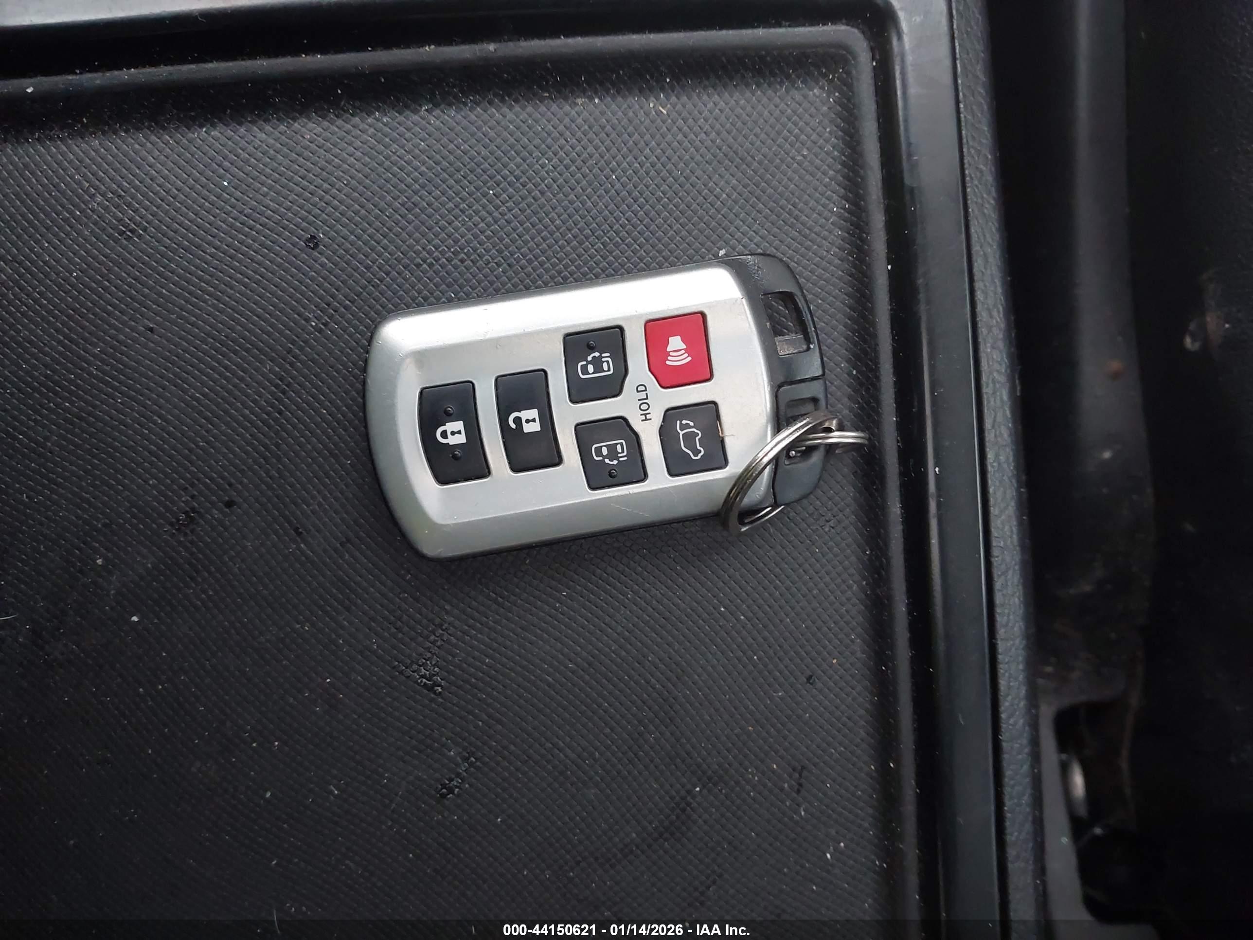 TOYOTA SIENNA image 11