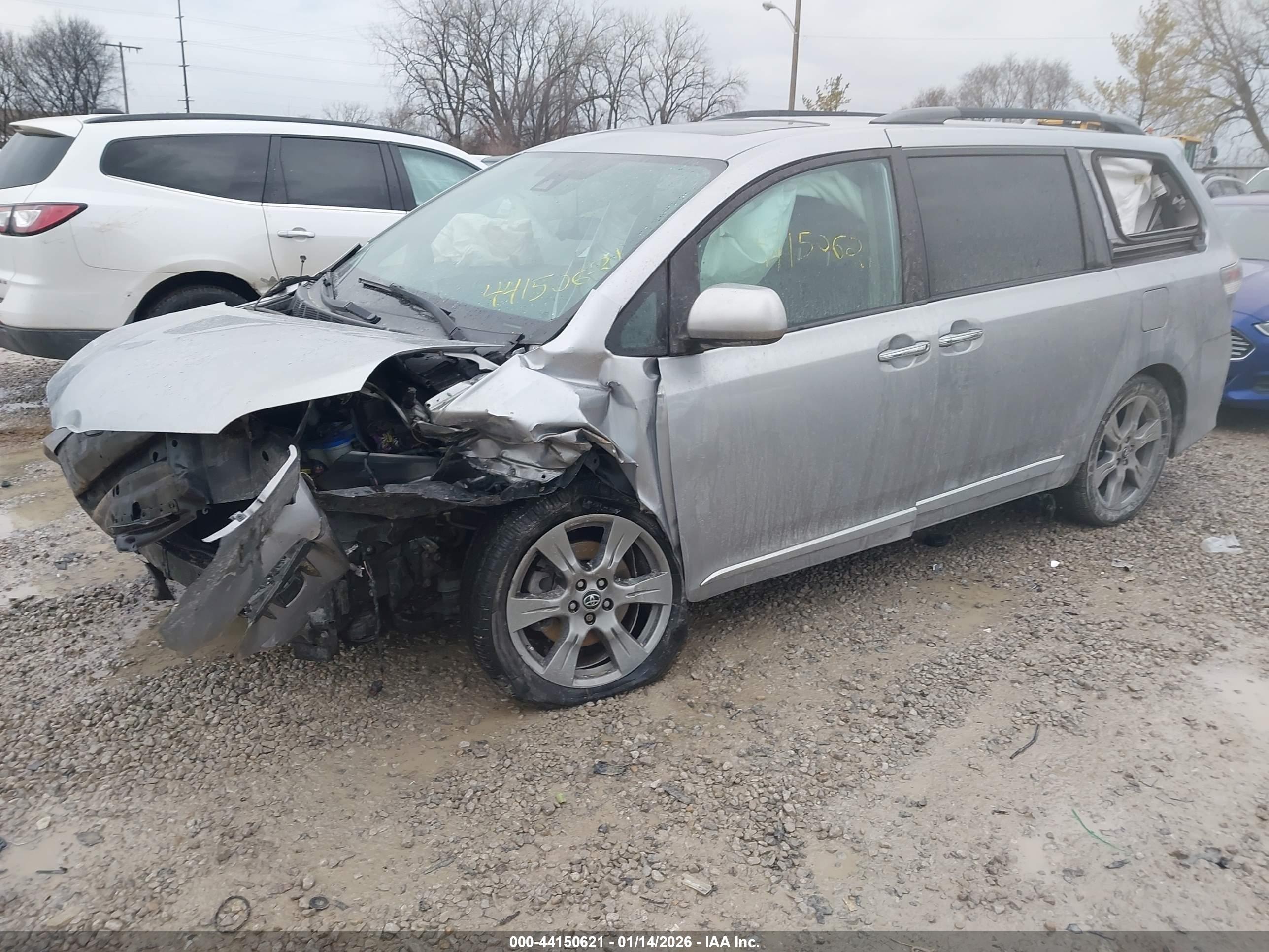 TOYOTA SIENNA image 2