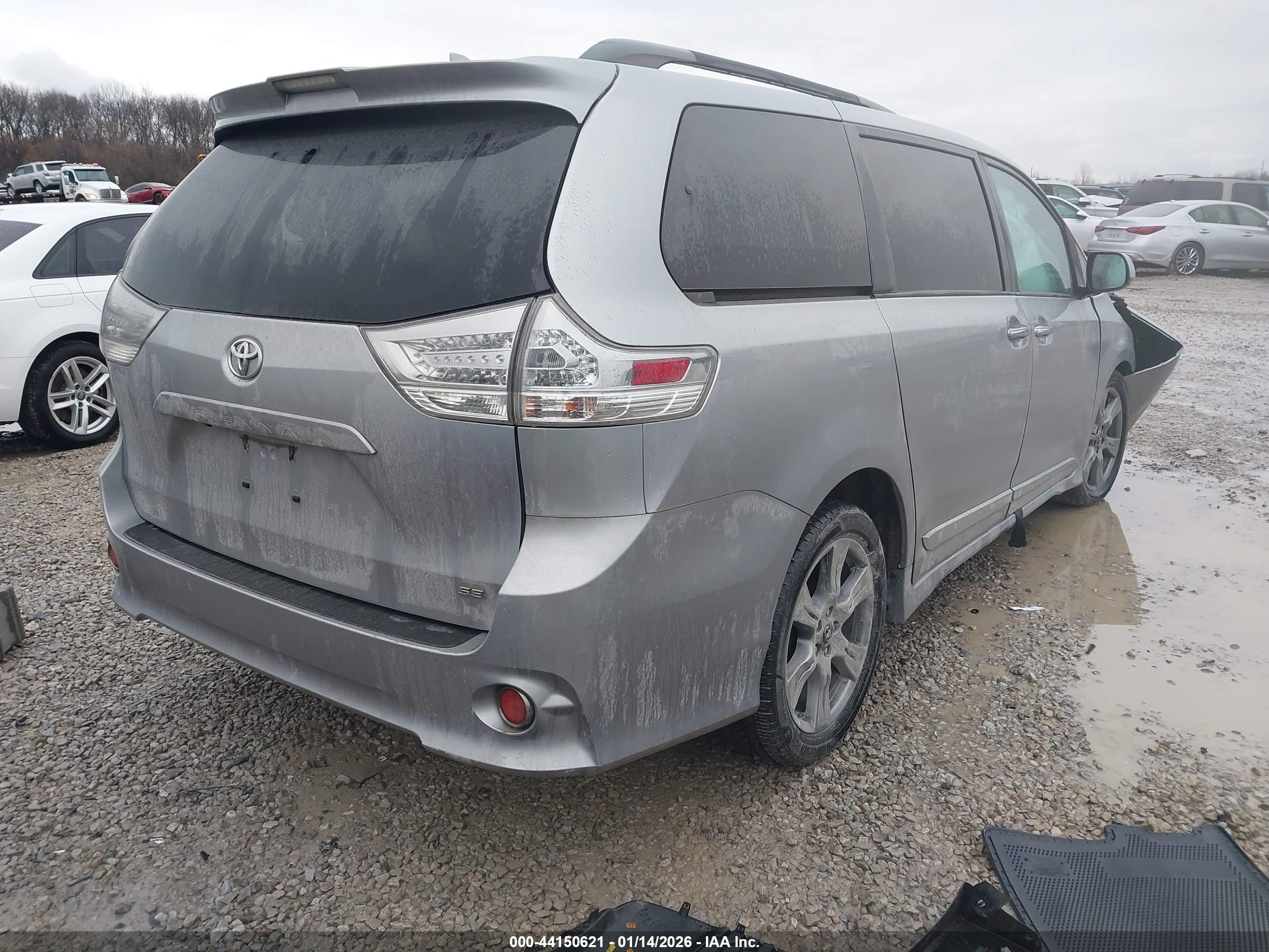 TOYOTA SIENNA image 4