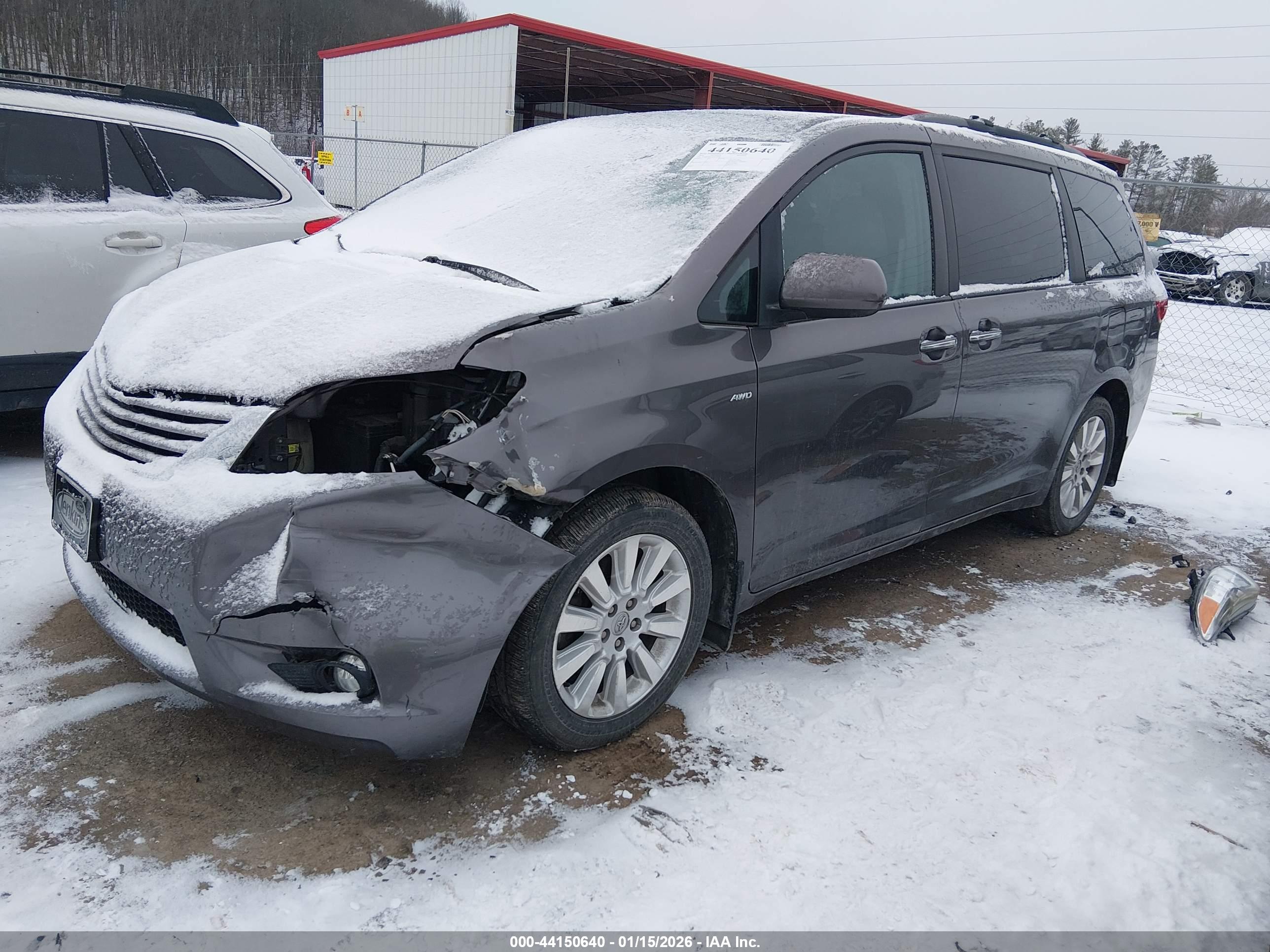 TOYOTA SIENNA image 2