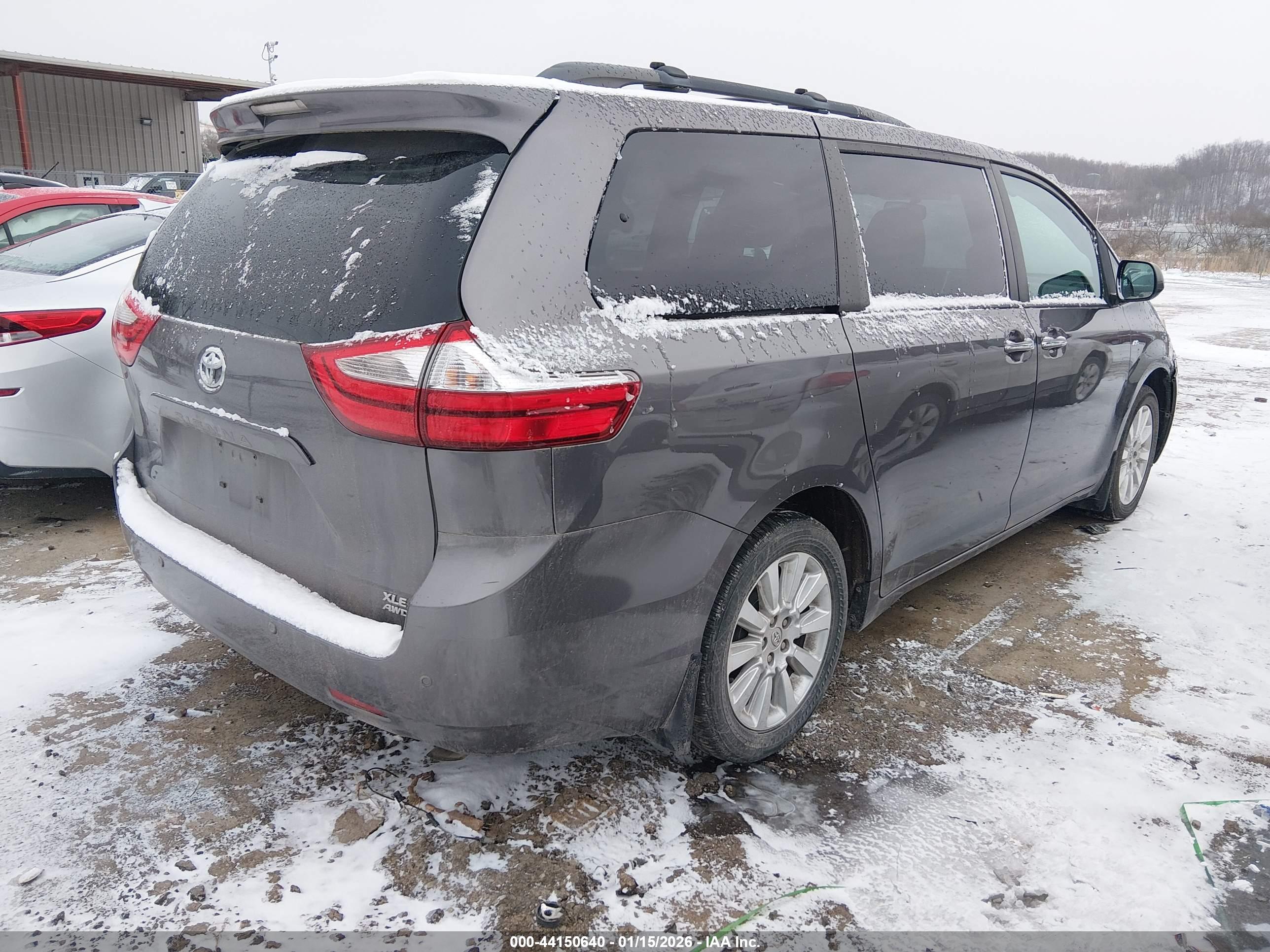 TOYOTA SIENNA image 4