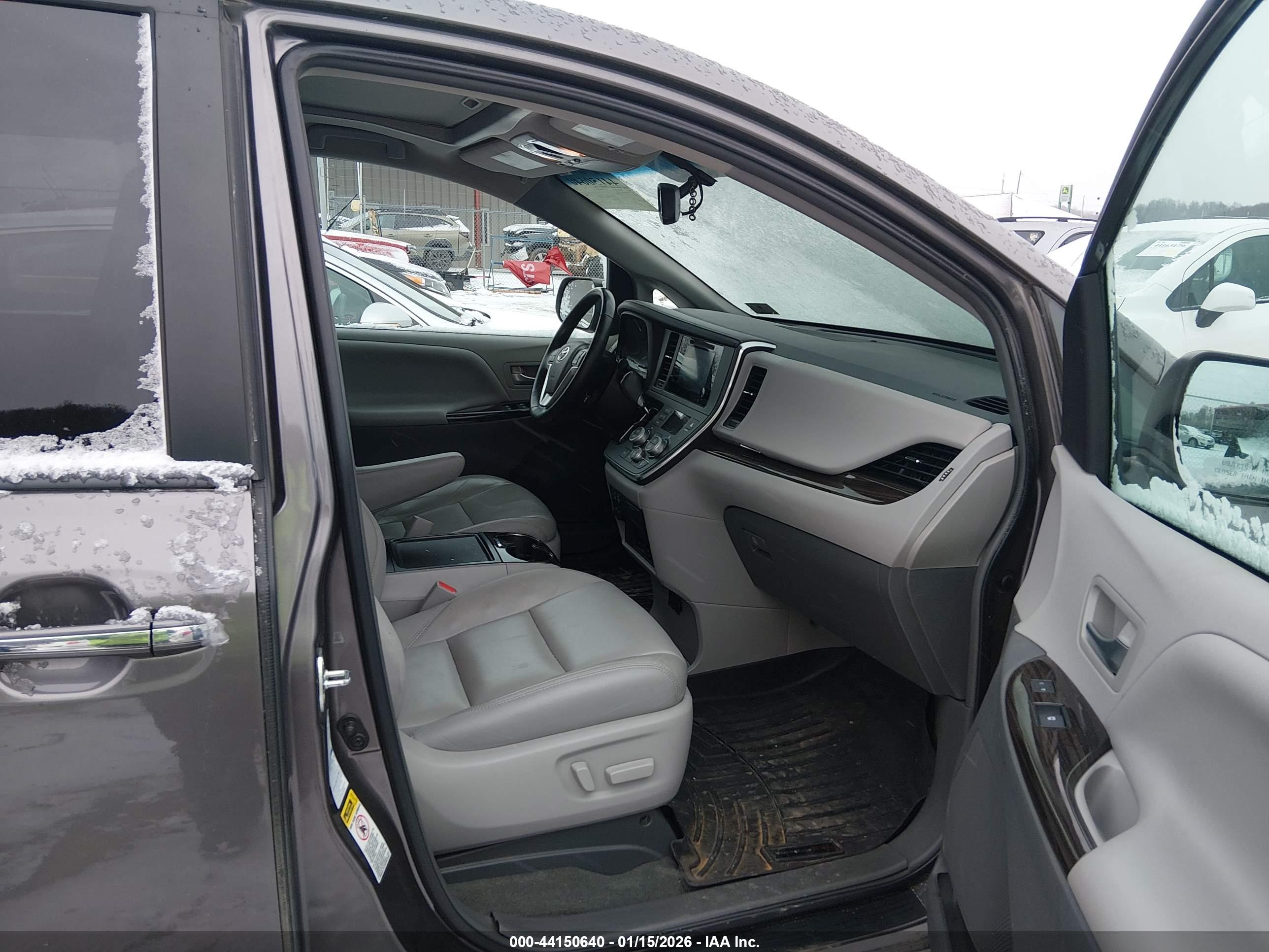 TOYOTA SIENNA image 5
