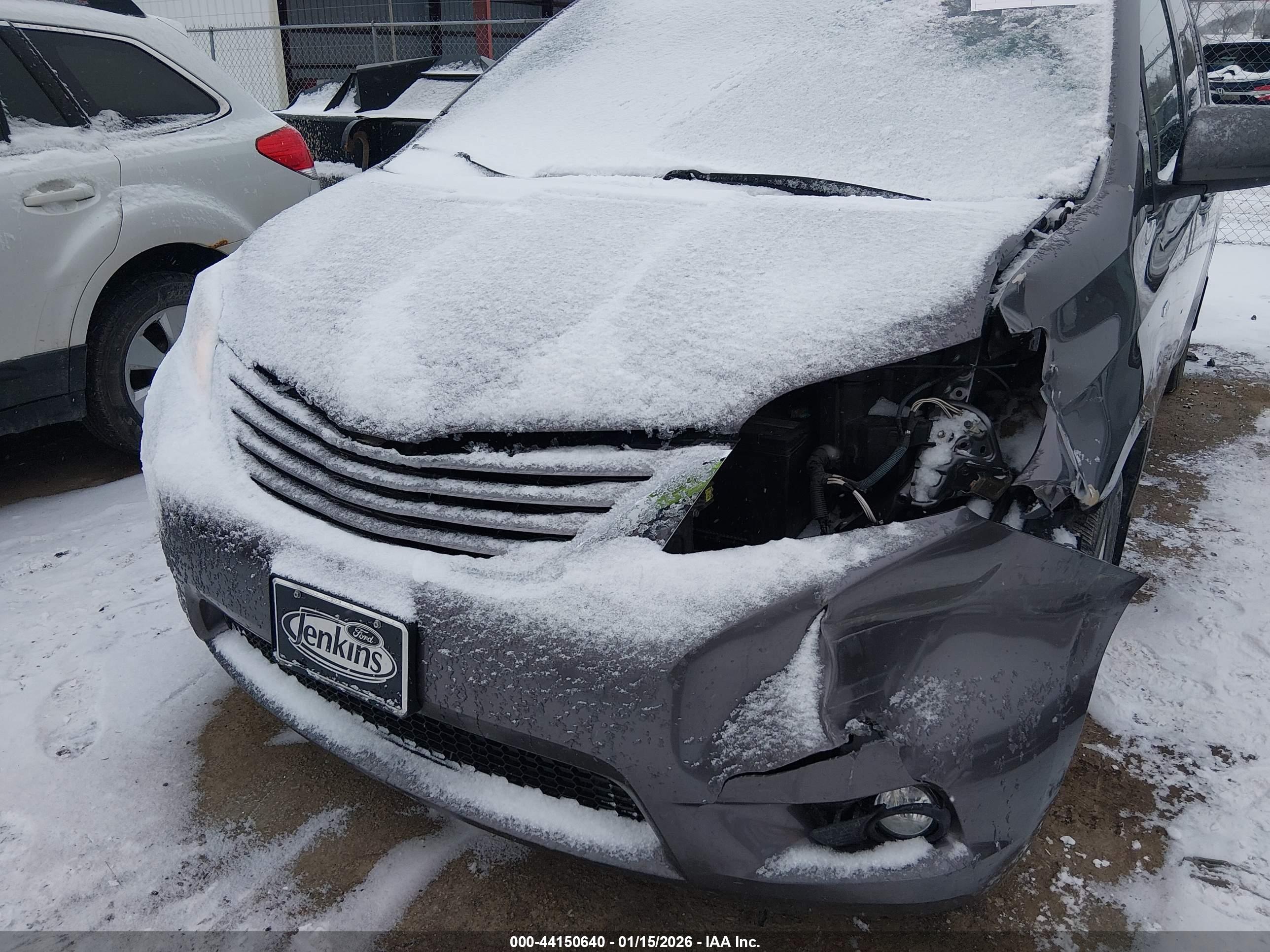 TOYOTA SIENNA image 6