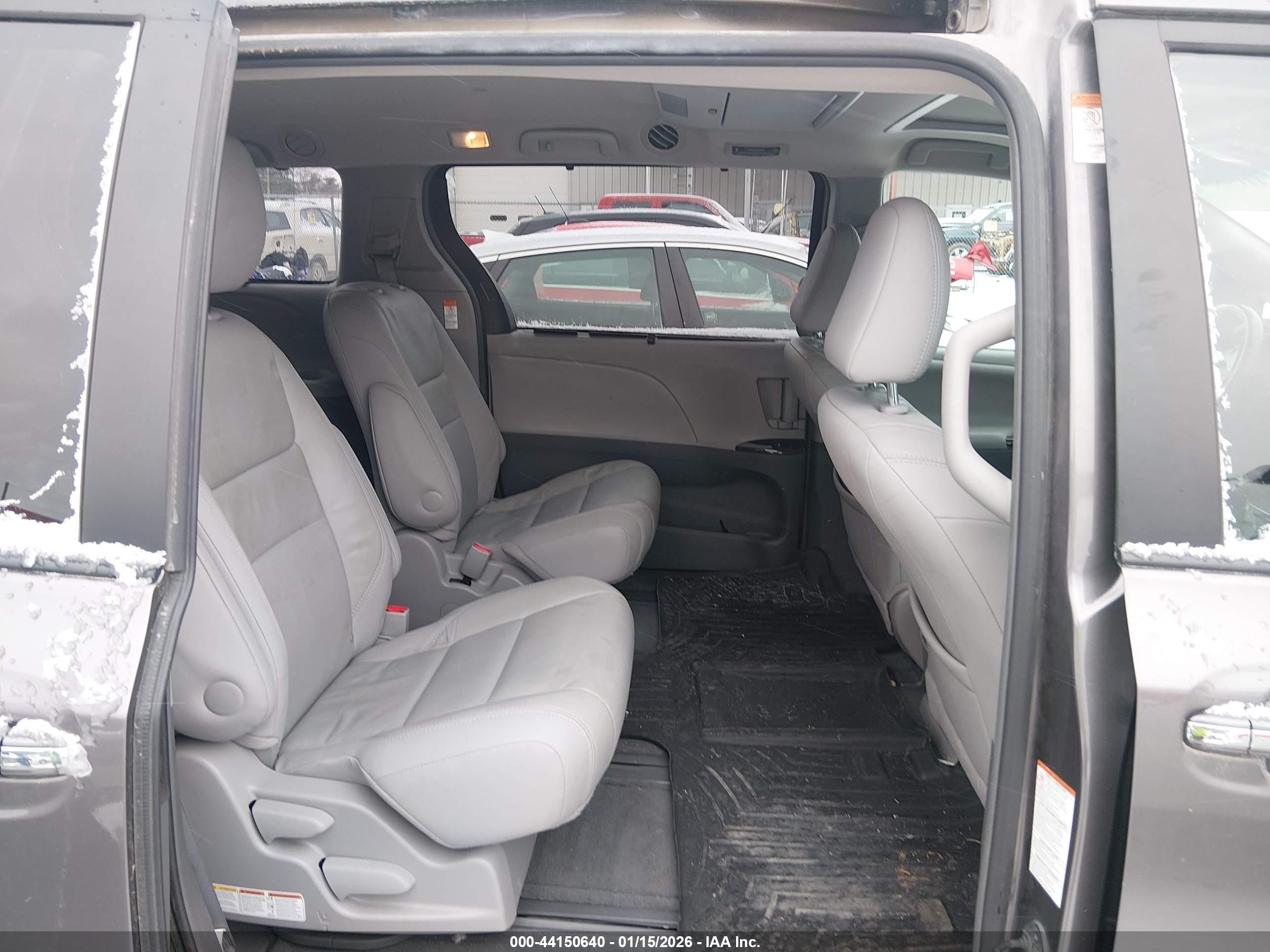 TOYOTA SIENNA image 8