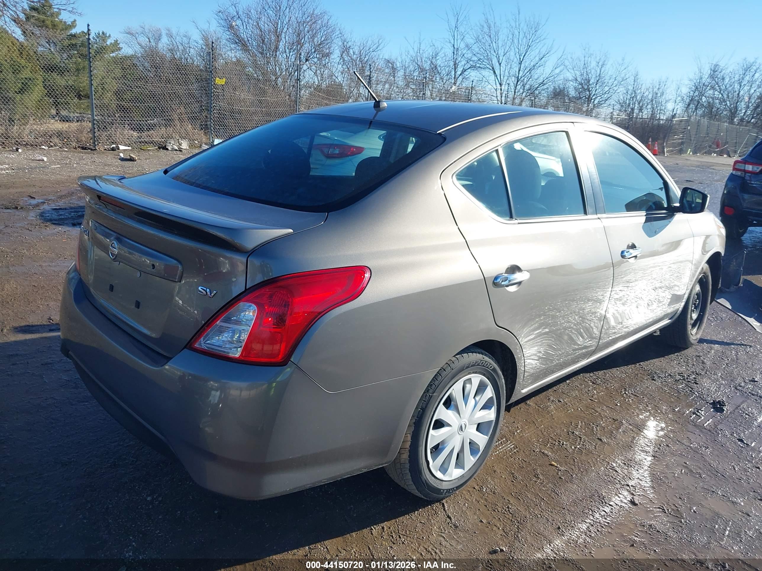 NISSAN VERSA image 4
