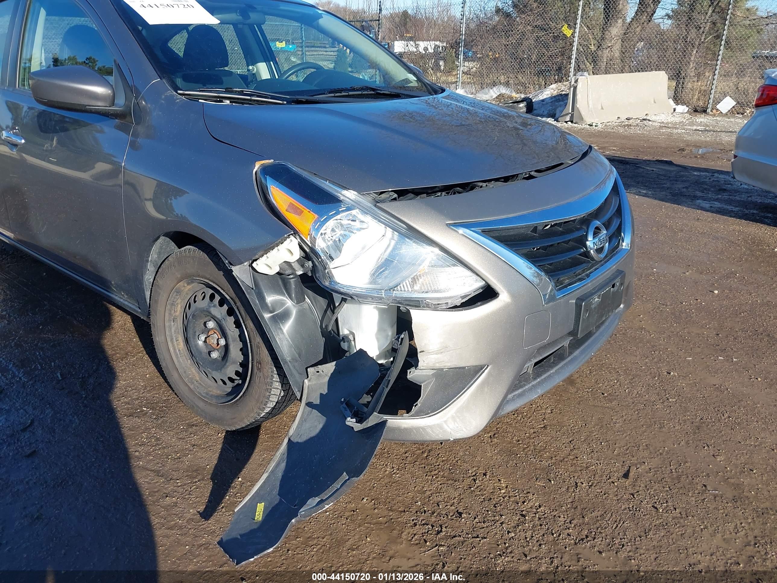NISSAN VERSA image 6