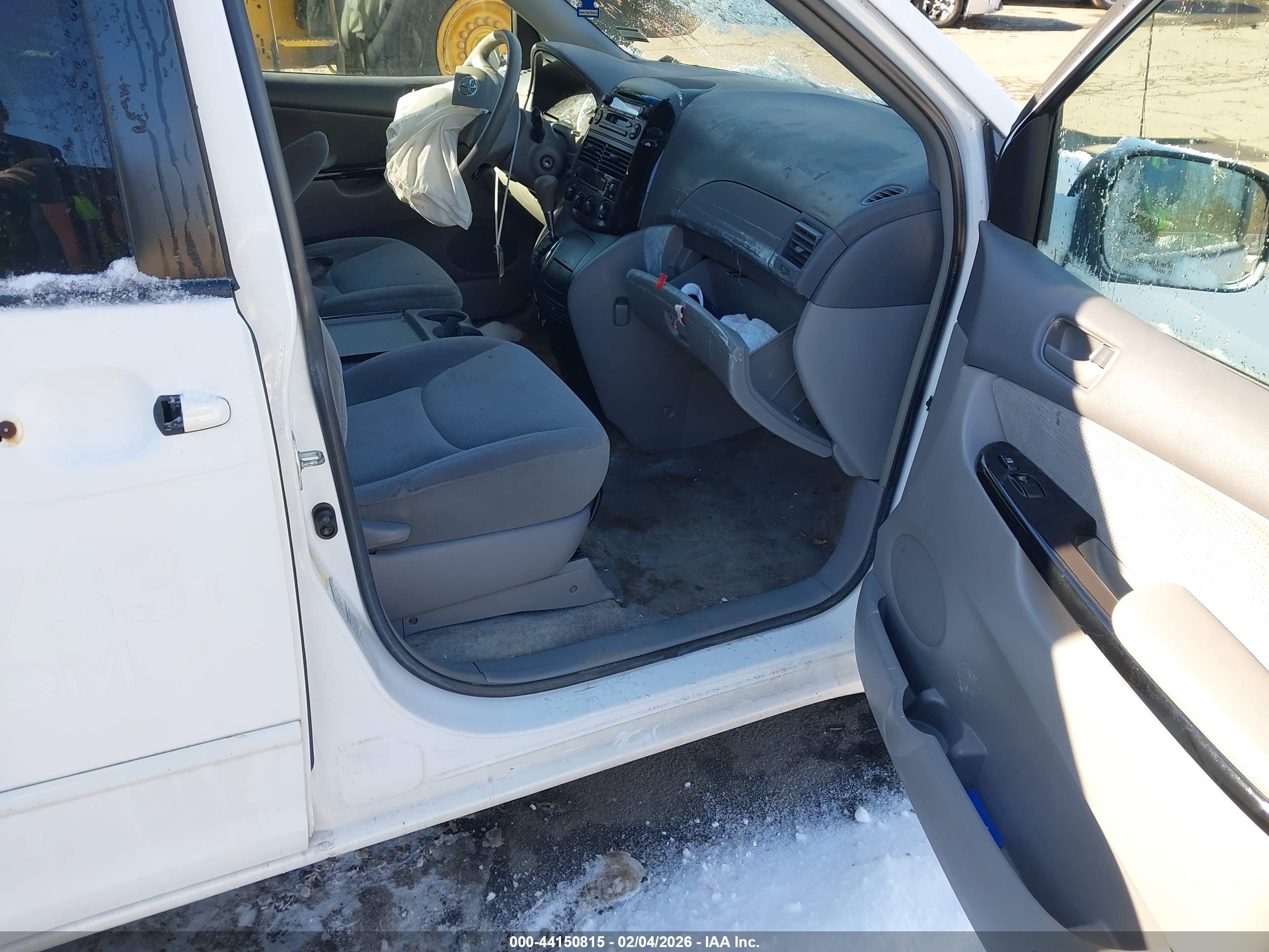 TOYOTA SIENNA image 5
