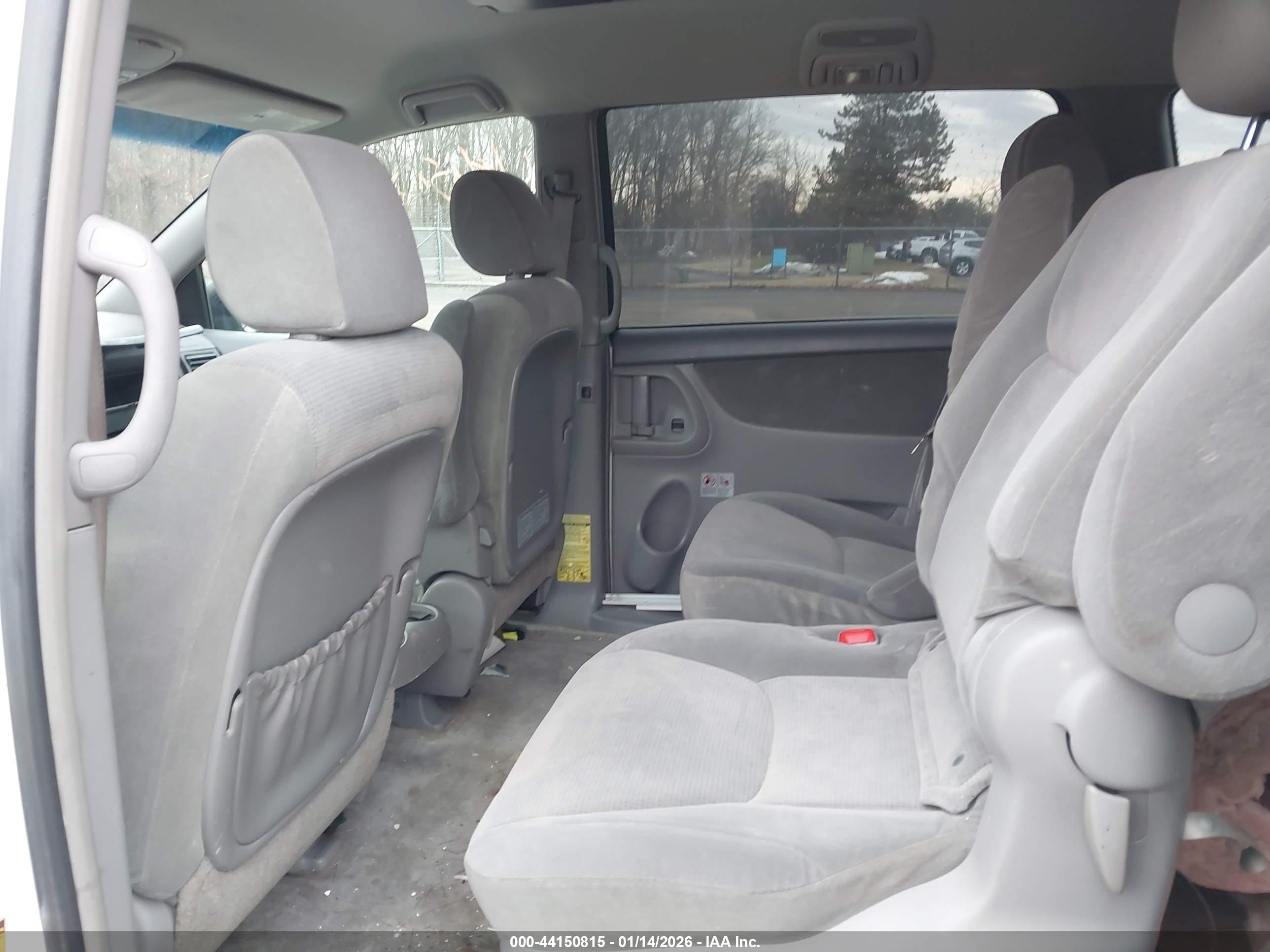 TOYOTA SIENNA image 8
