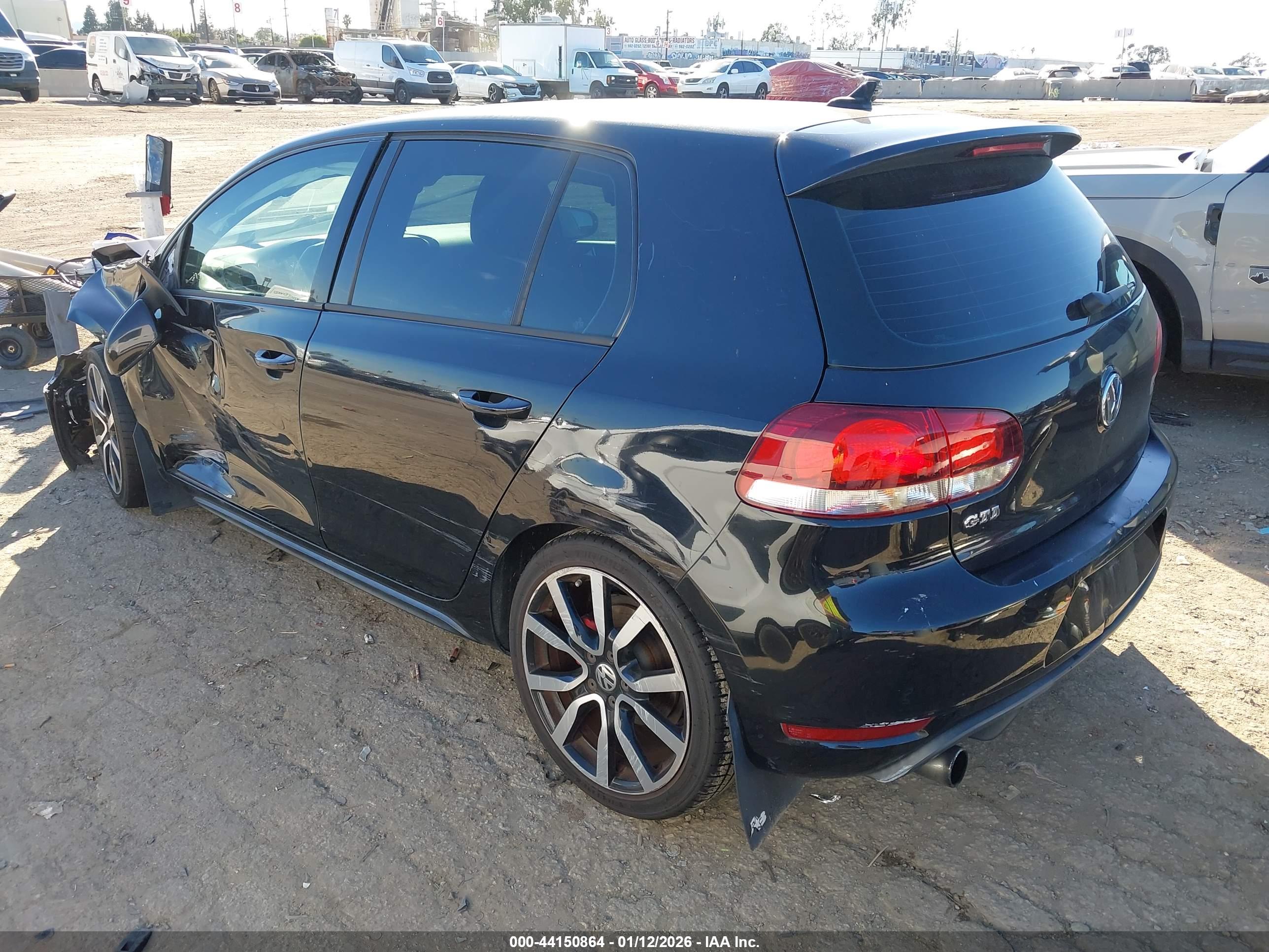 VOLKSWAGEN GTI image 3