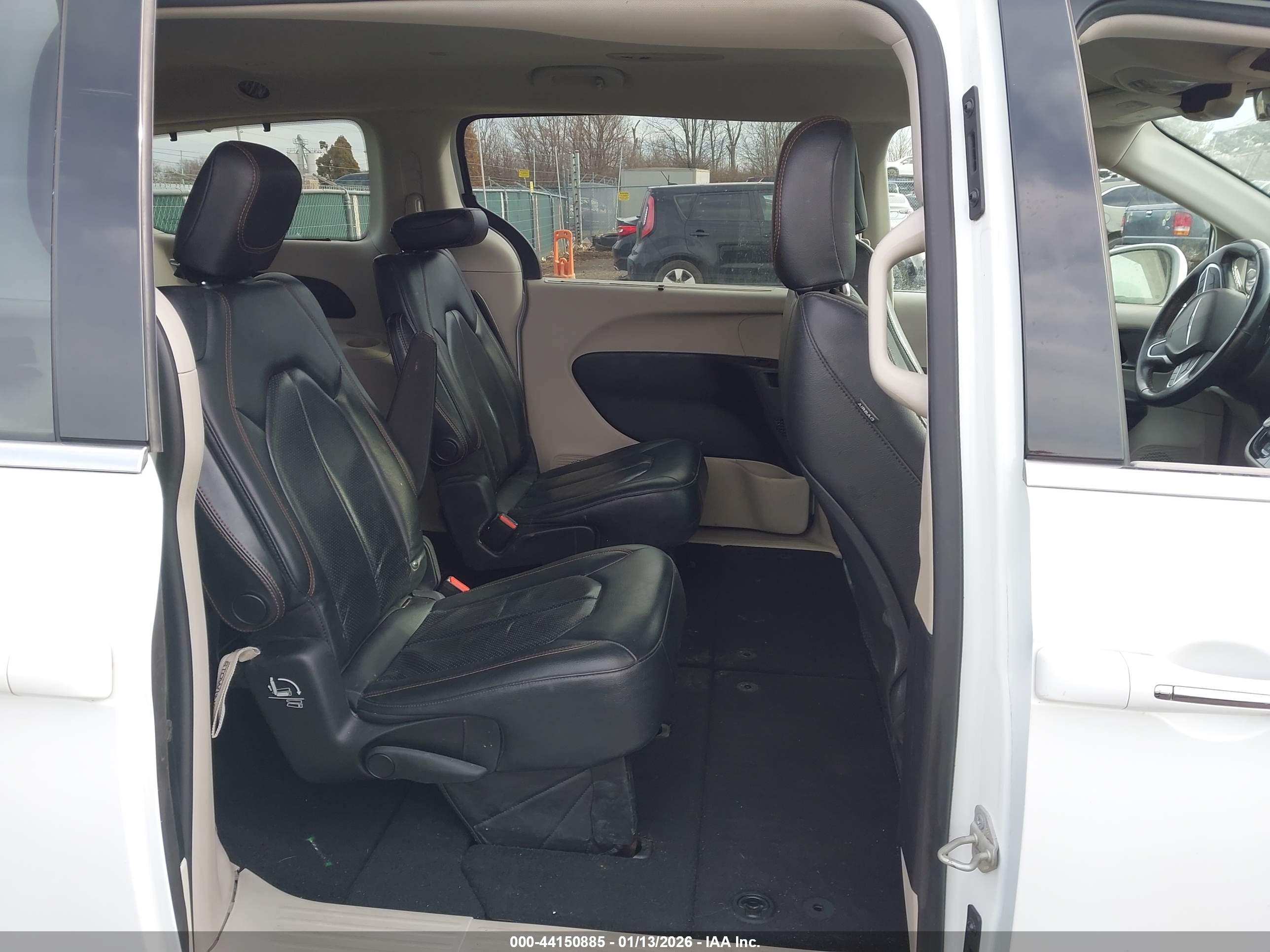 CHRYSLER PACIFICA image 8