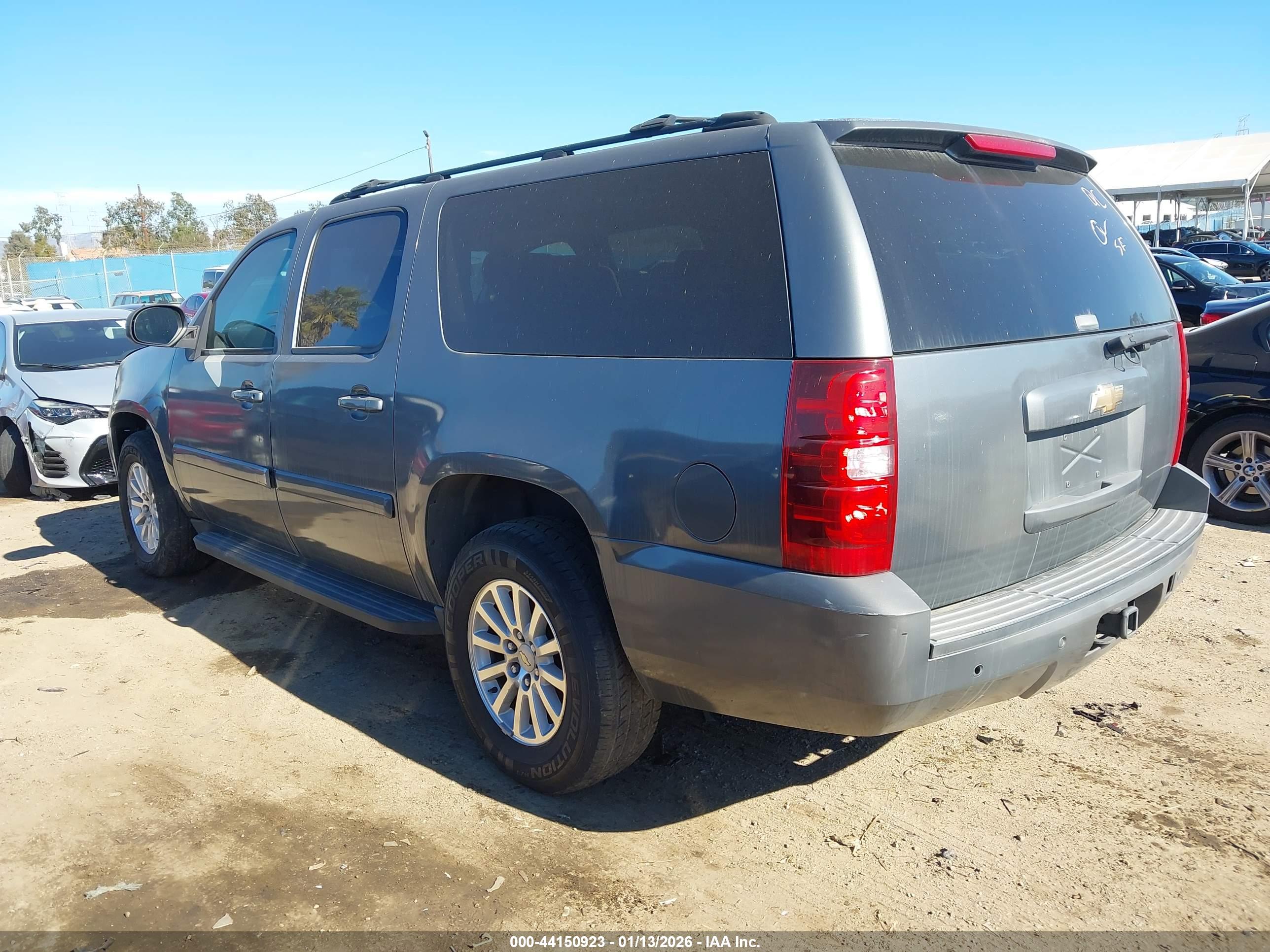 CHEVROLET SUBURBAN image 3