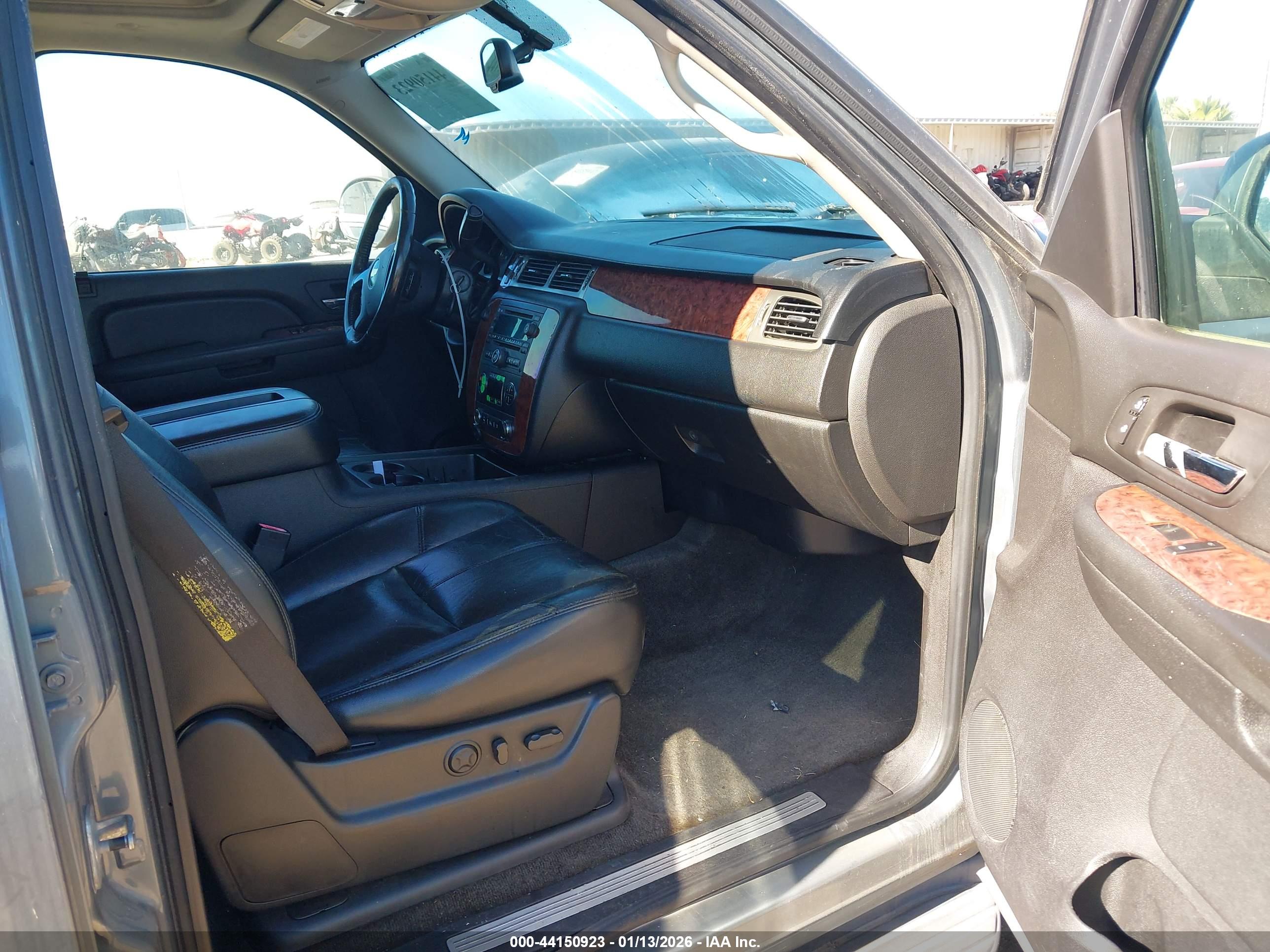 CHEVROLET SUBURBAN image 5