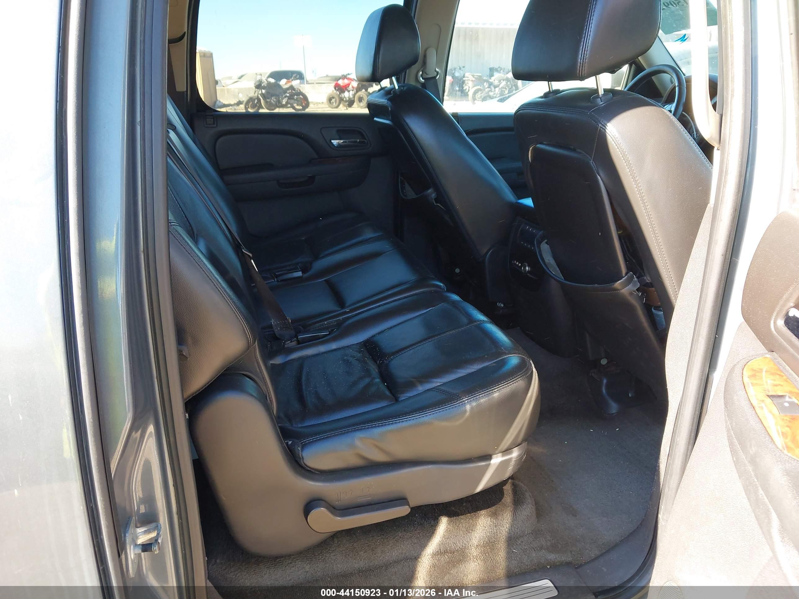 CHEVROLET SUBURBAN image 8