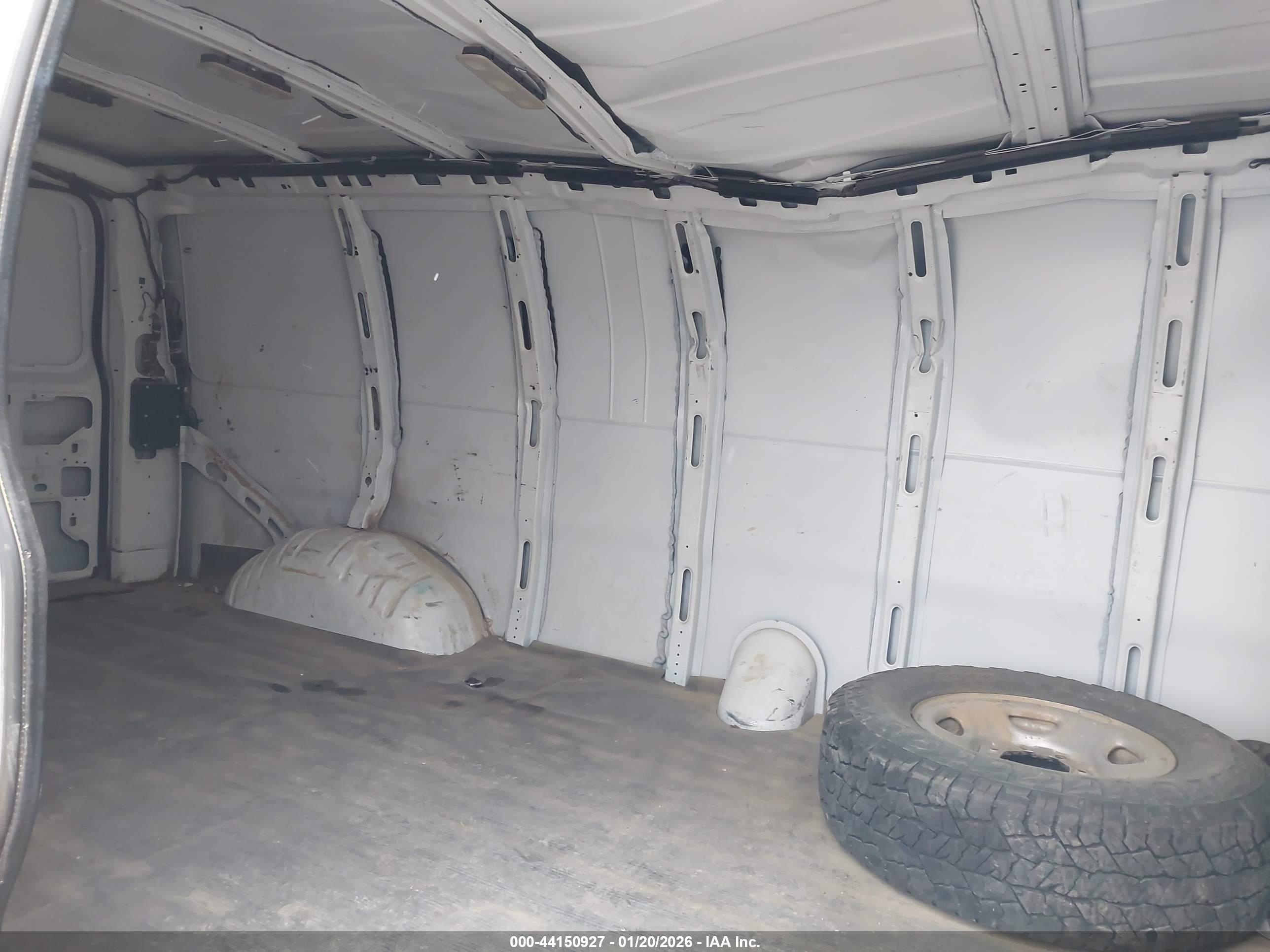 CHEVROLET EXPRESS image 8