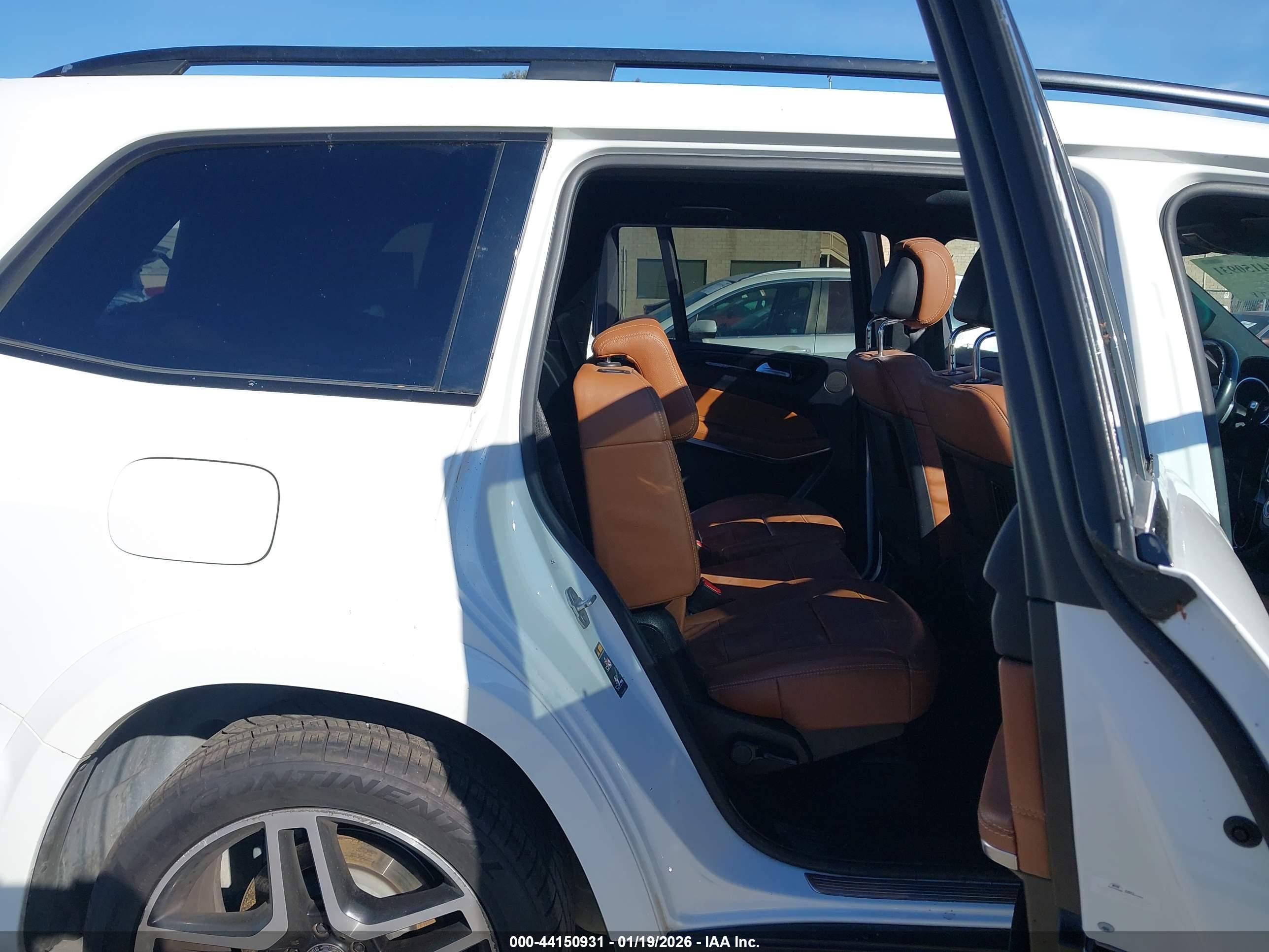 MERCEDES-BENZ GLS image 8