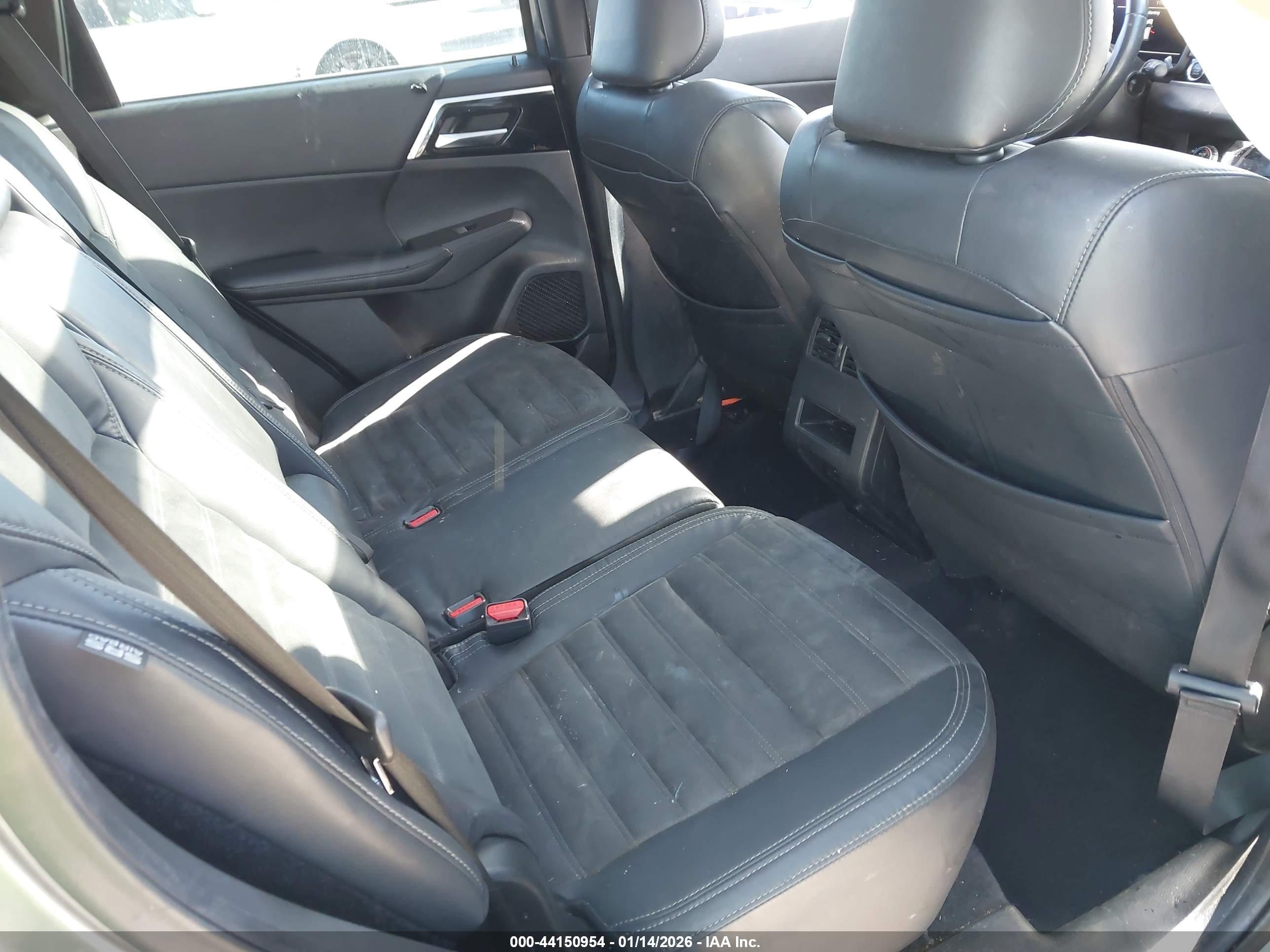 MITSUBISHI OUTLANDER image 8