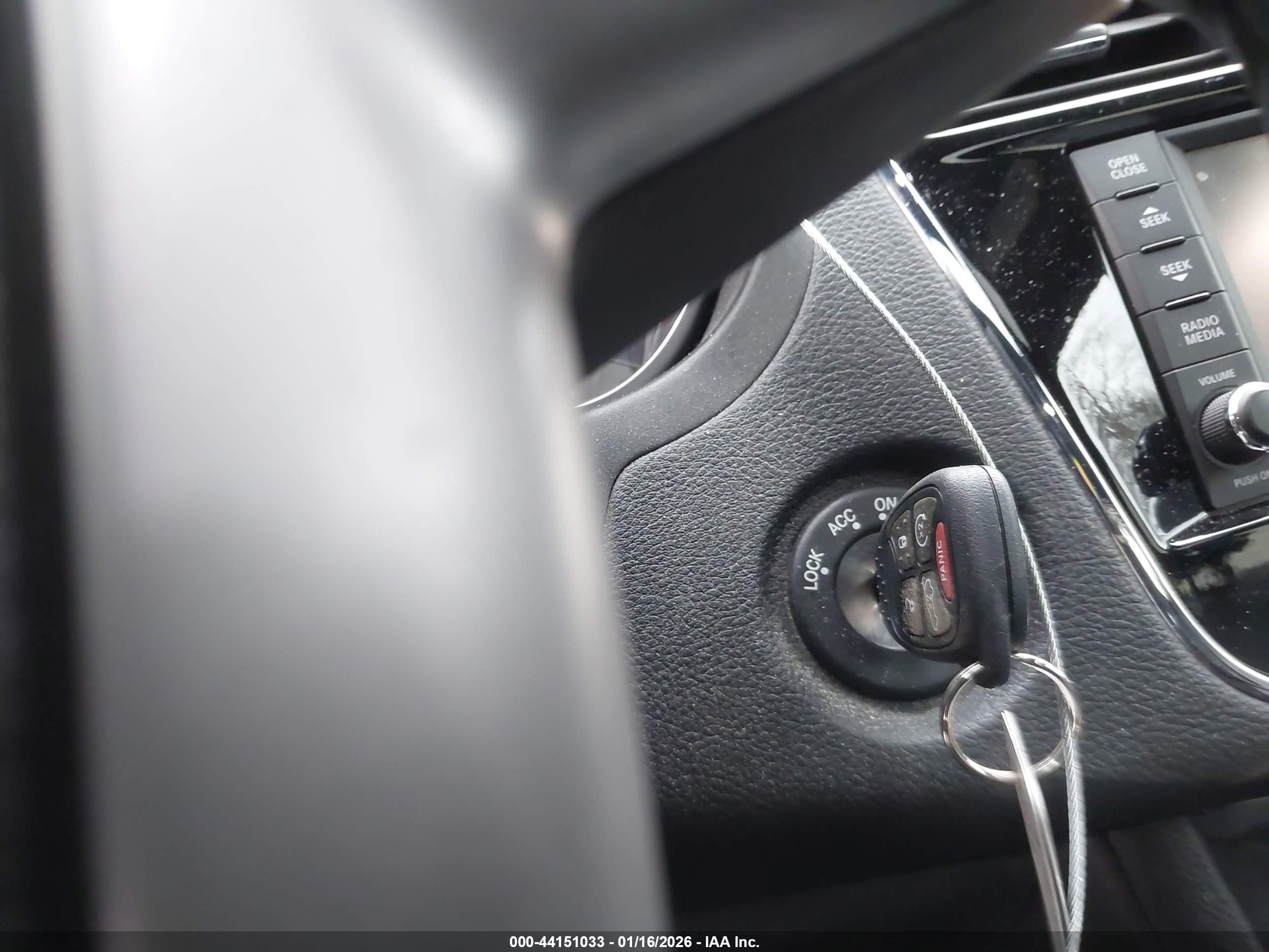 CHRYSLER 200 image 11
