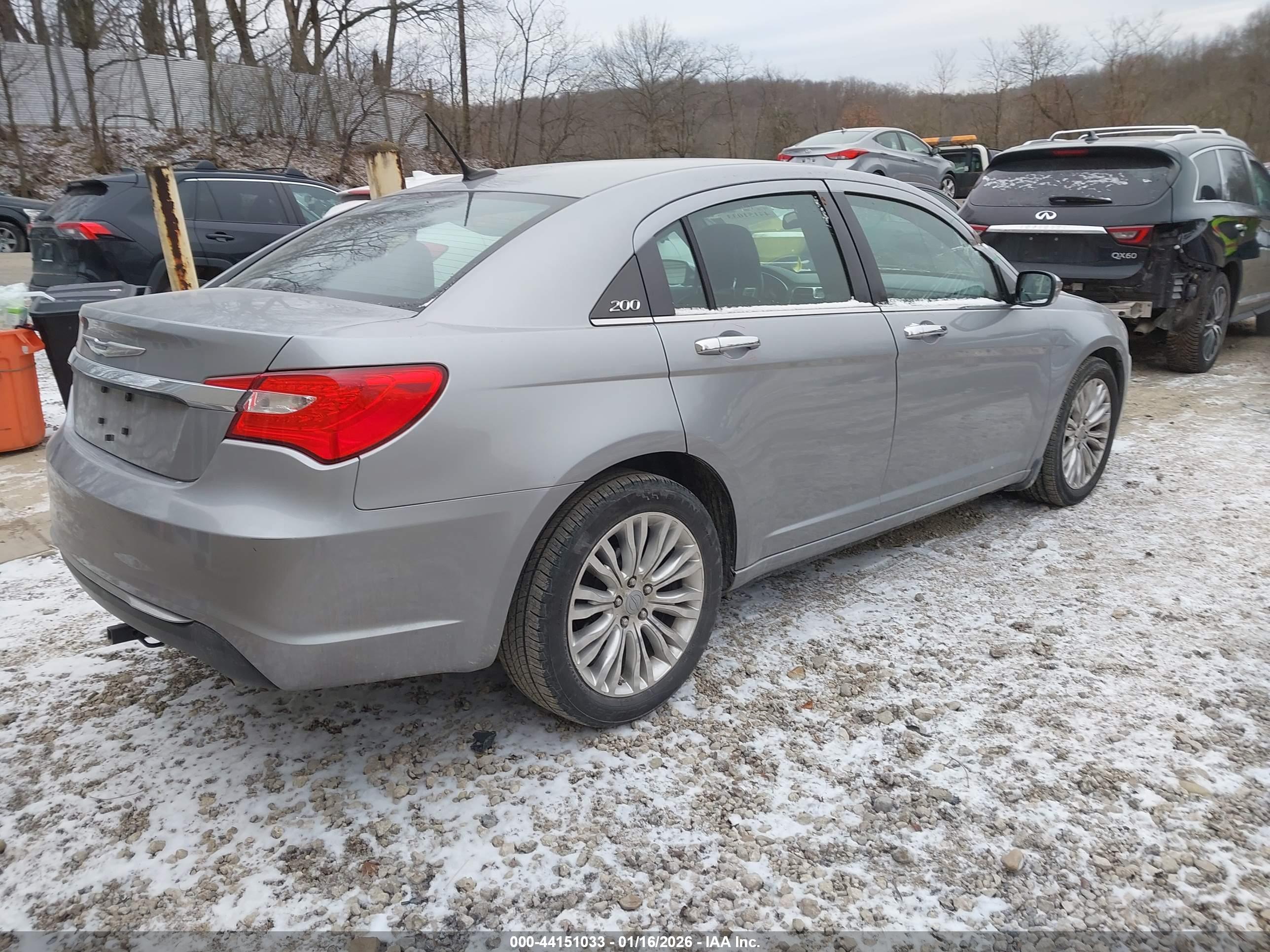 CHRYSLER 200 image 4