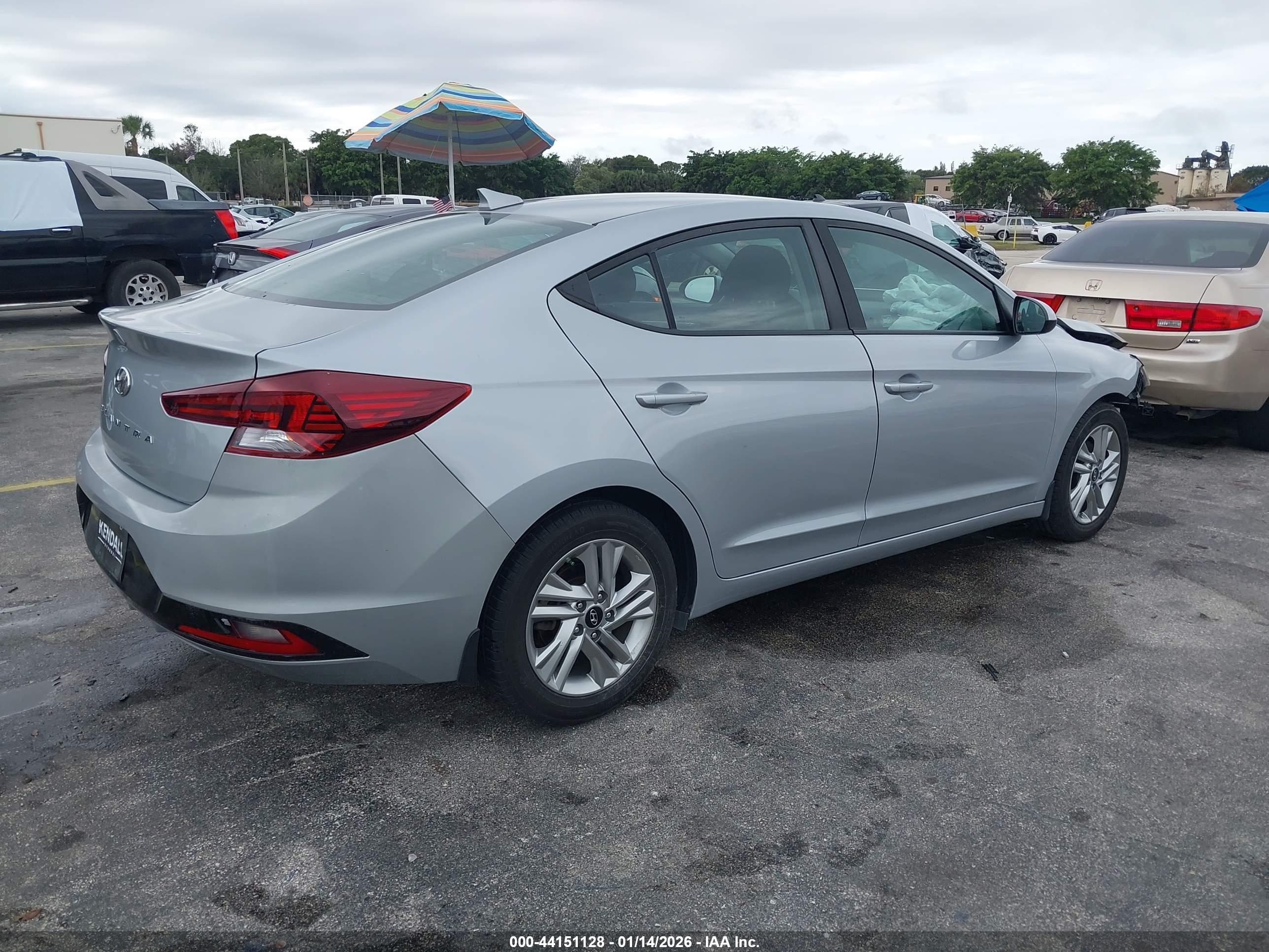HYUNDAI ELANTRA image 4
