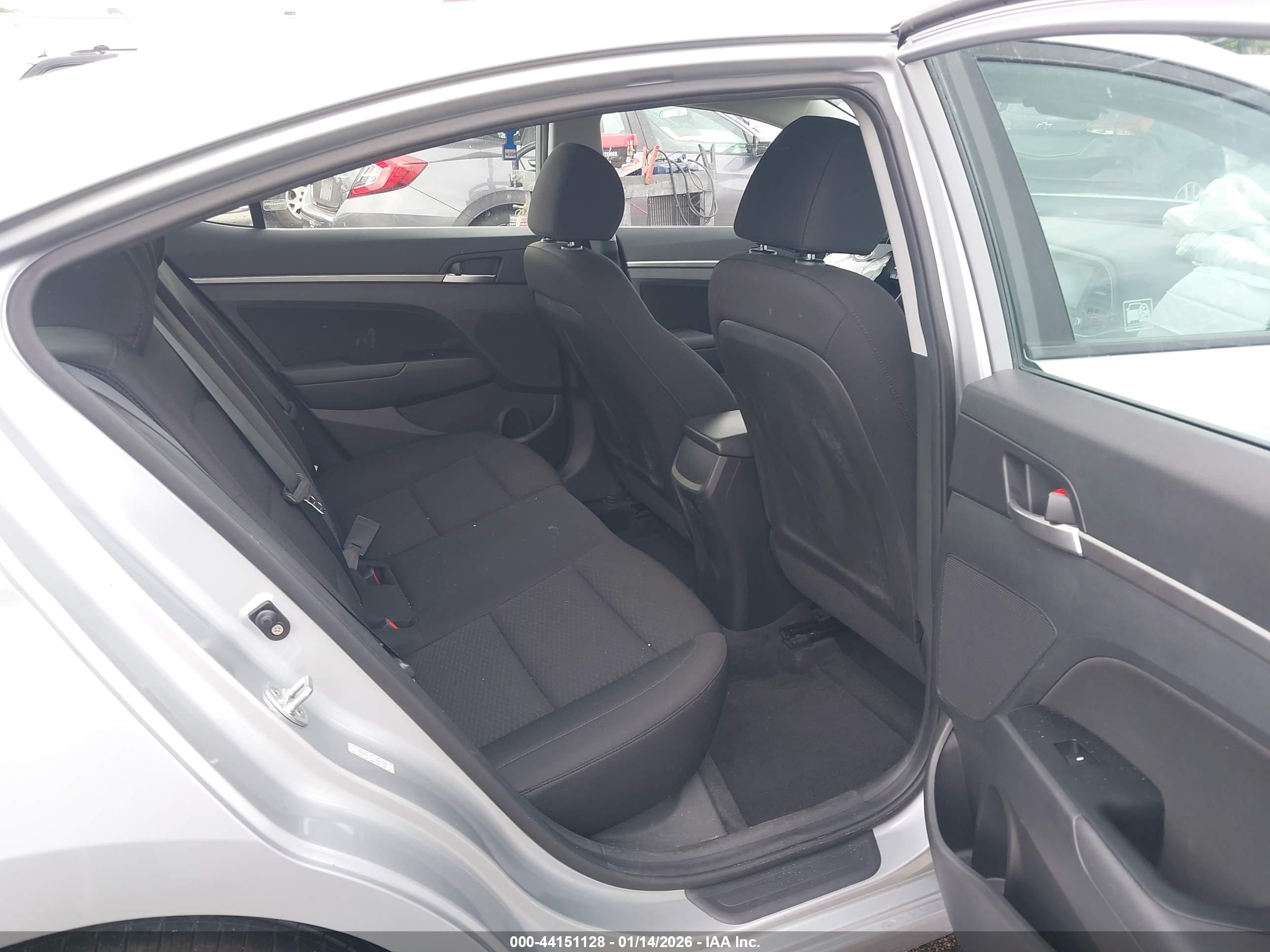 HYUNDAI ELANTRA image 8
