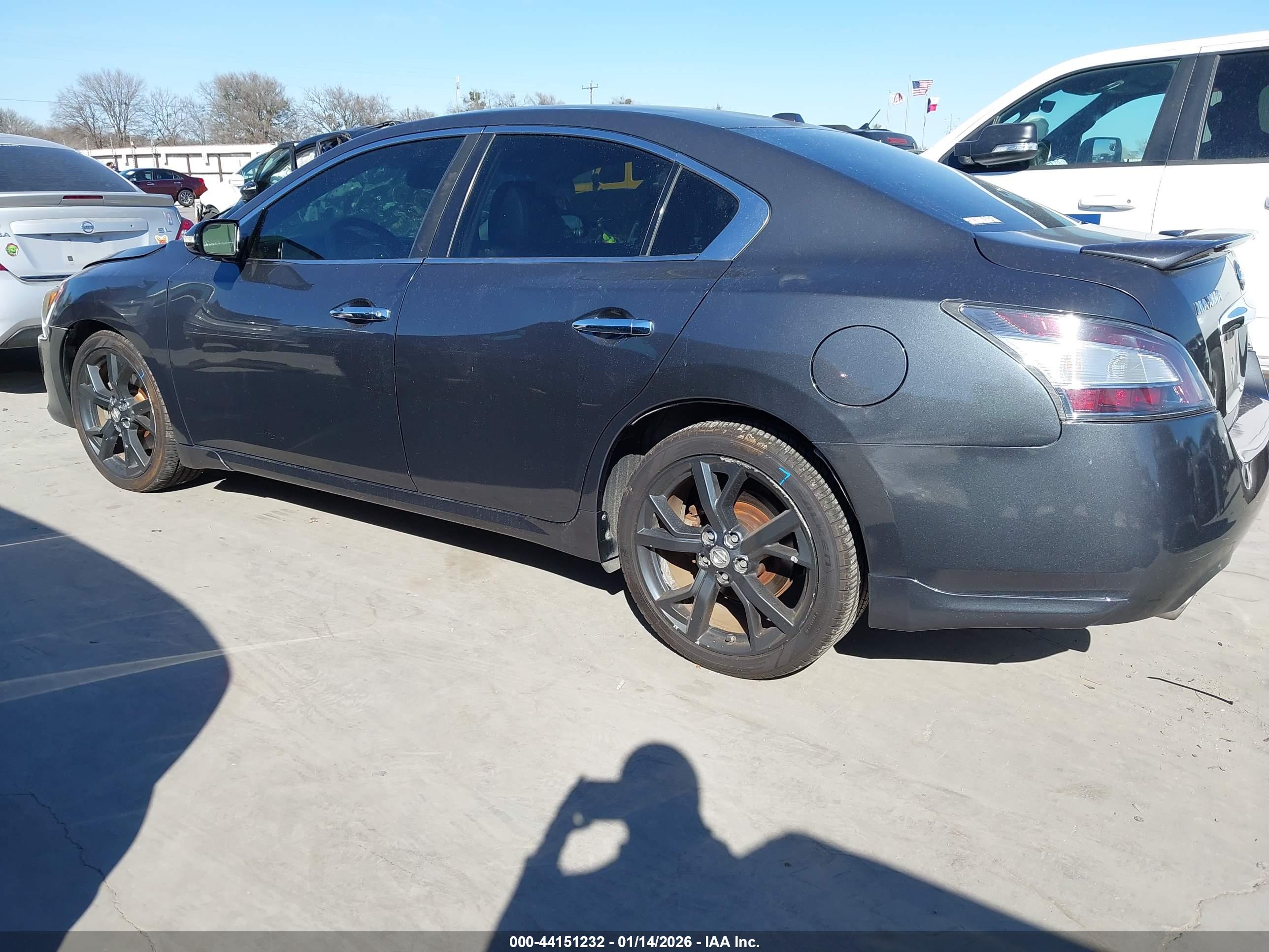 NISSAN MAXIMA image 3