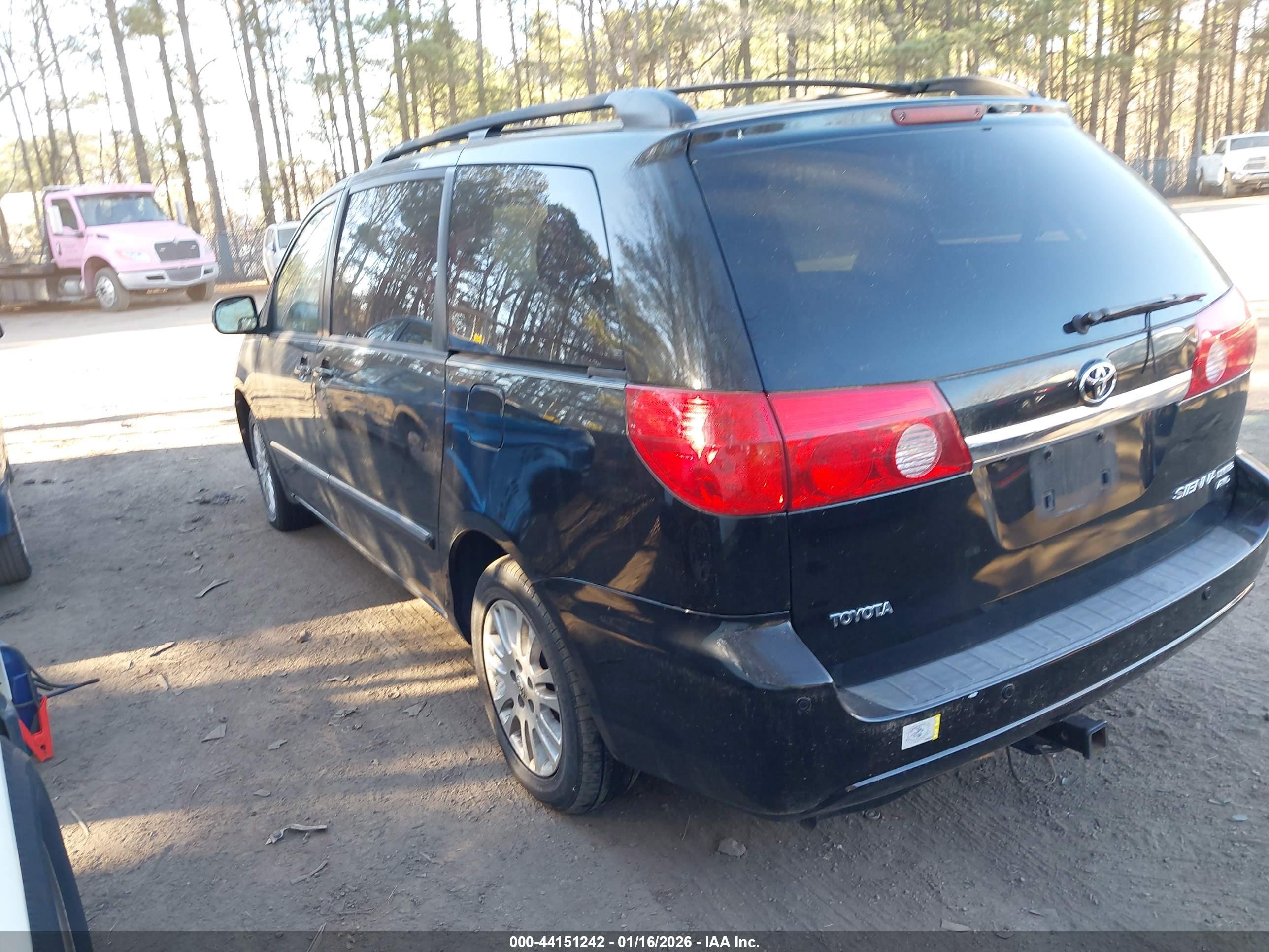 TOYOTA SIENNA image 3