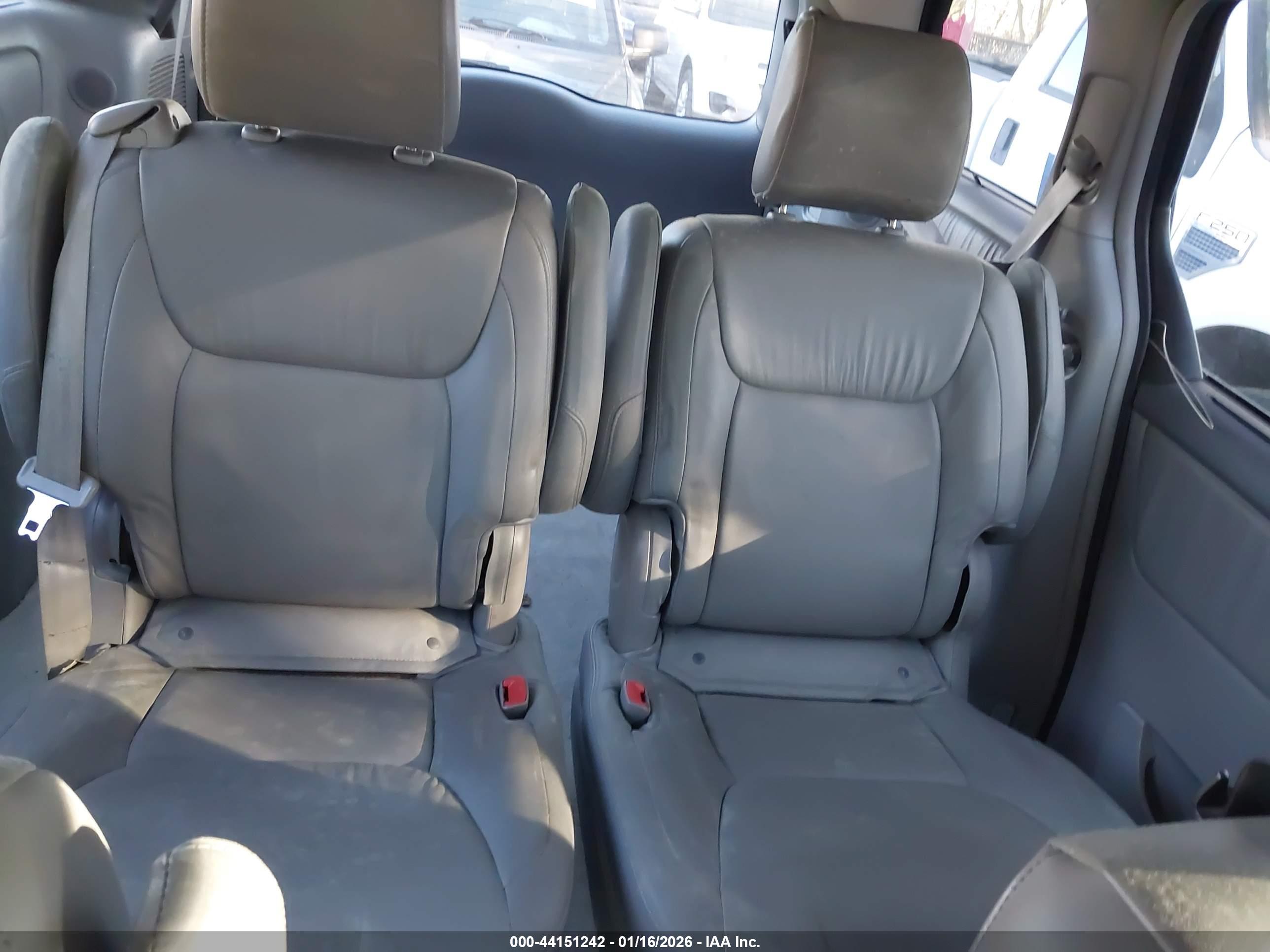 TOYOTA SIENNA image 8