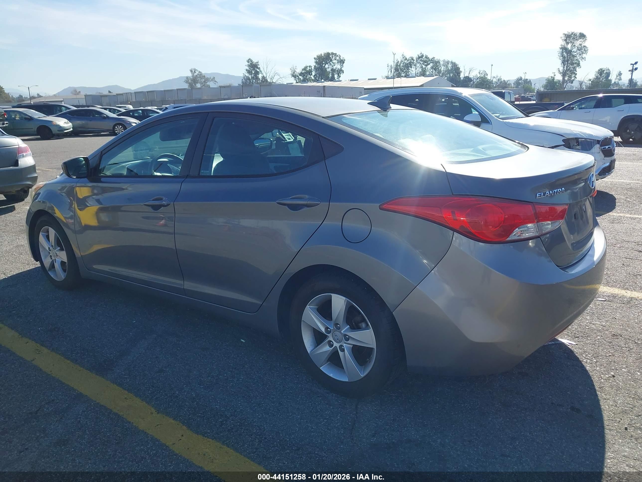 HYUNDAI ELANTRA image 3