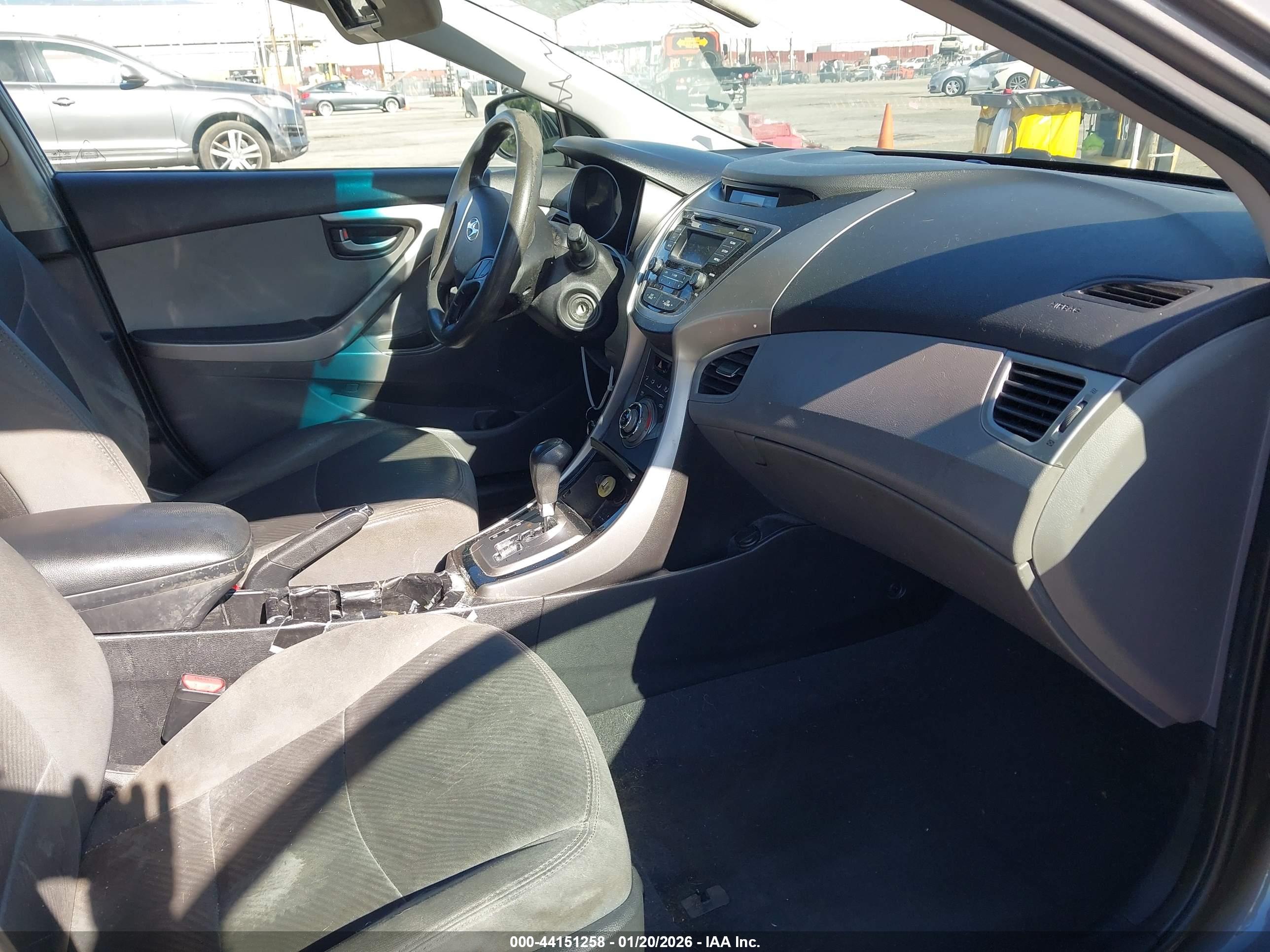 HYUNDAI ELANTRA image 5