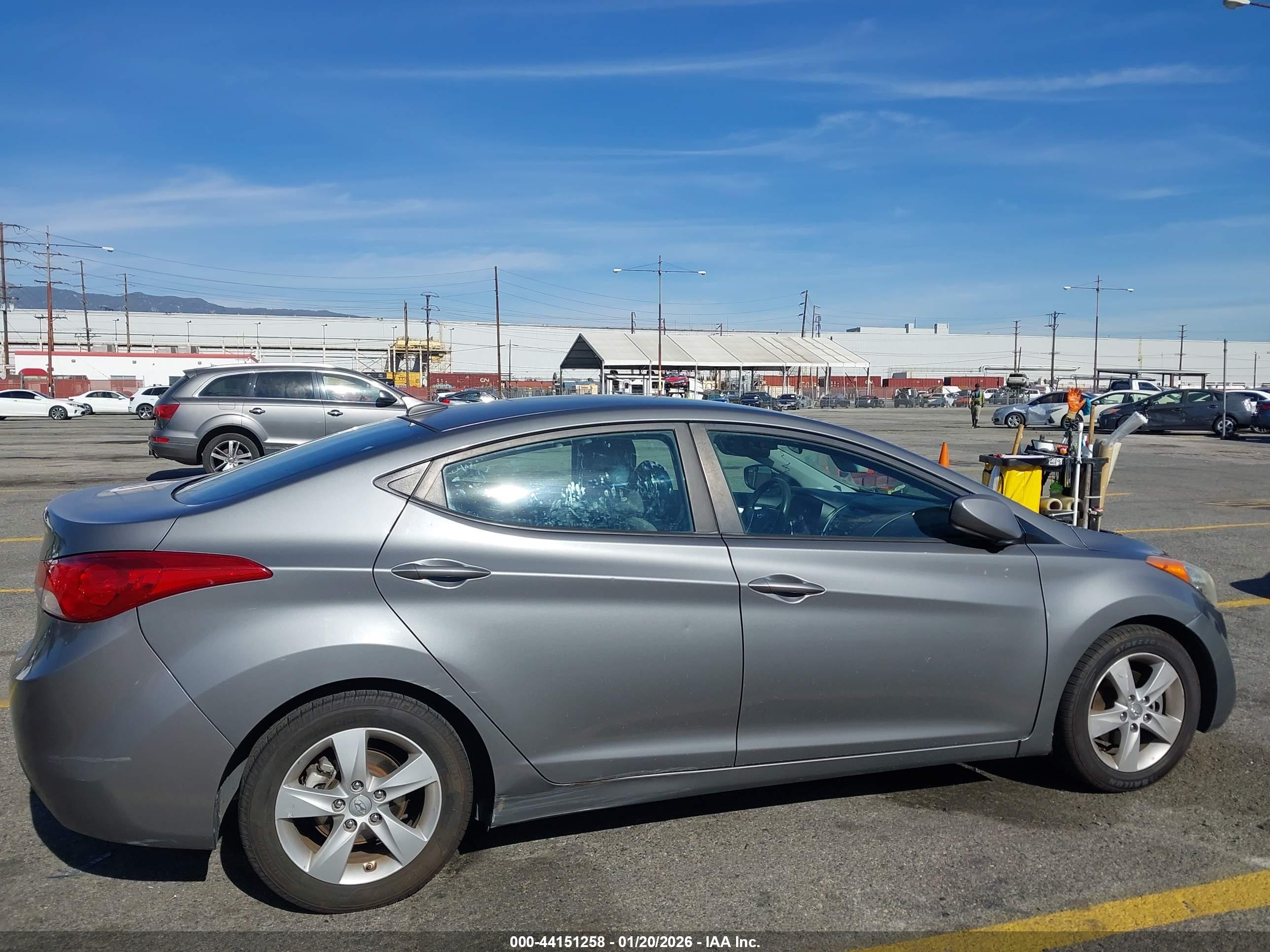 HYUNDAI ELANTRA image 6