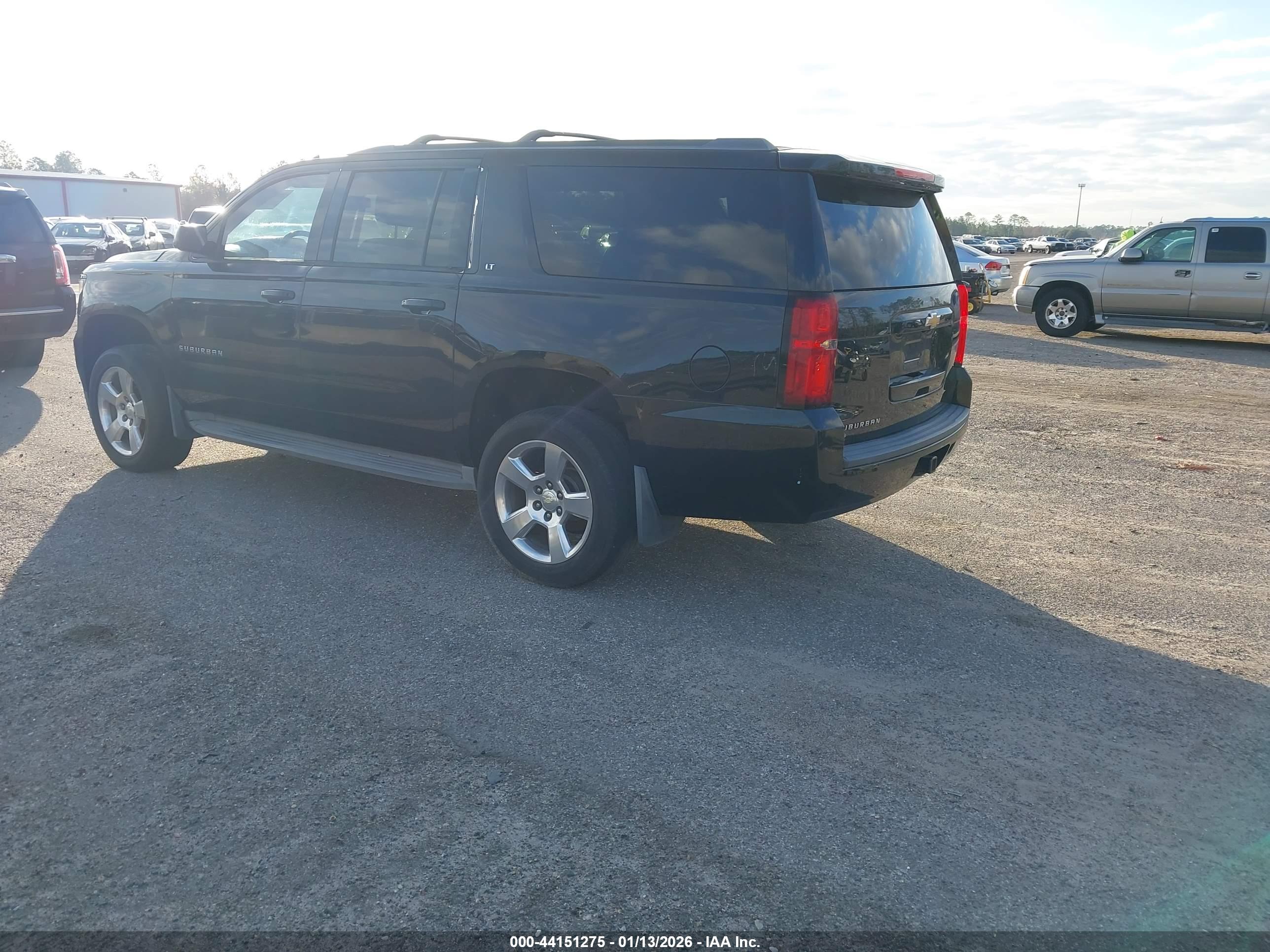 CHEVROLET SUBURBAN image 3