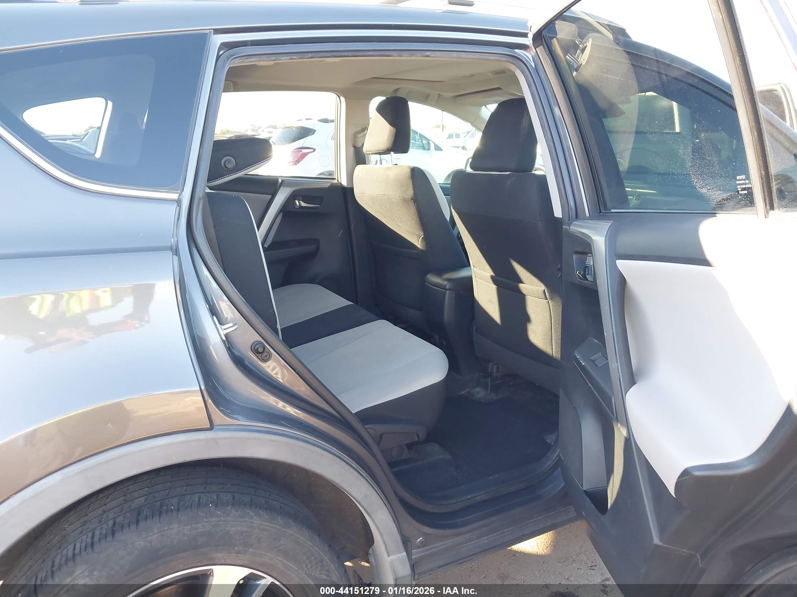 TOYOTA RAV4 image 8