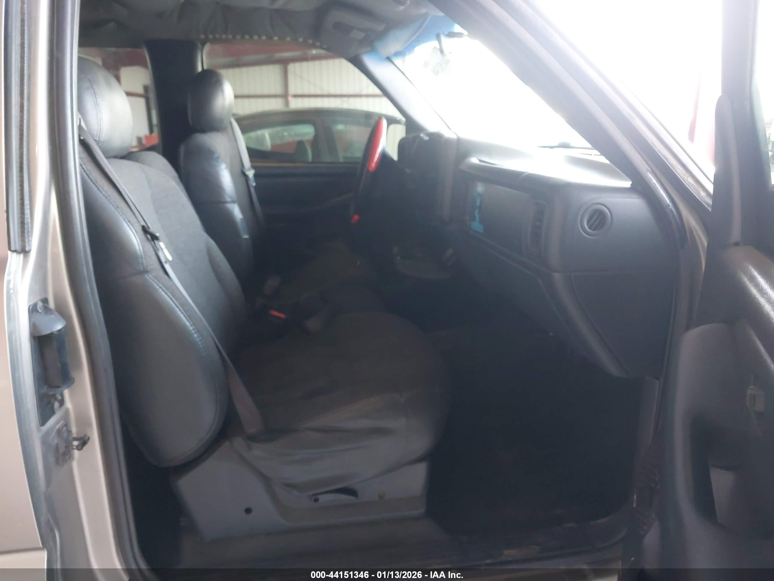 CHEVROLET SILVERADO image 5
