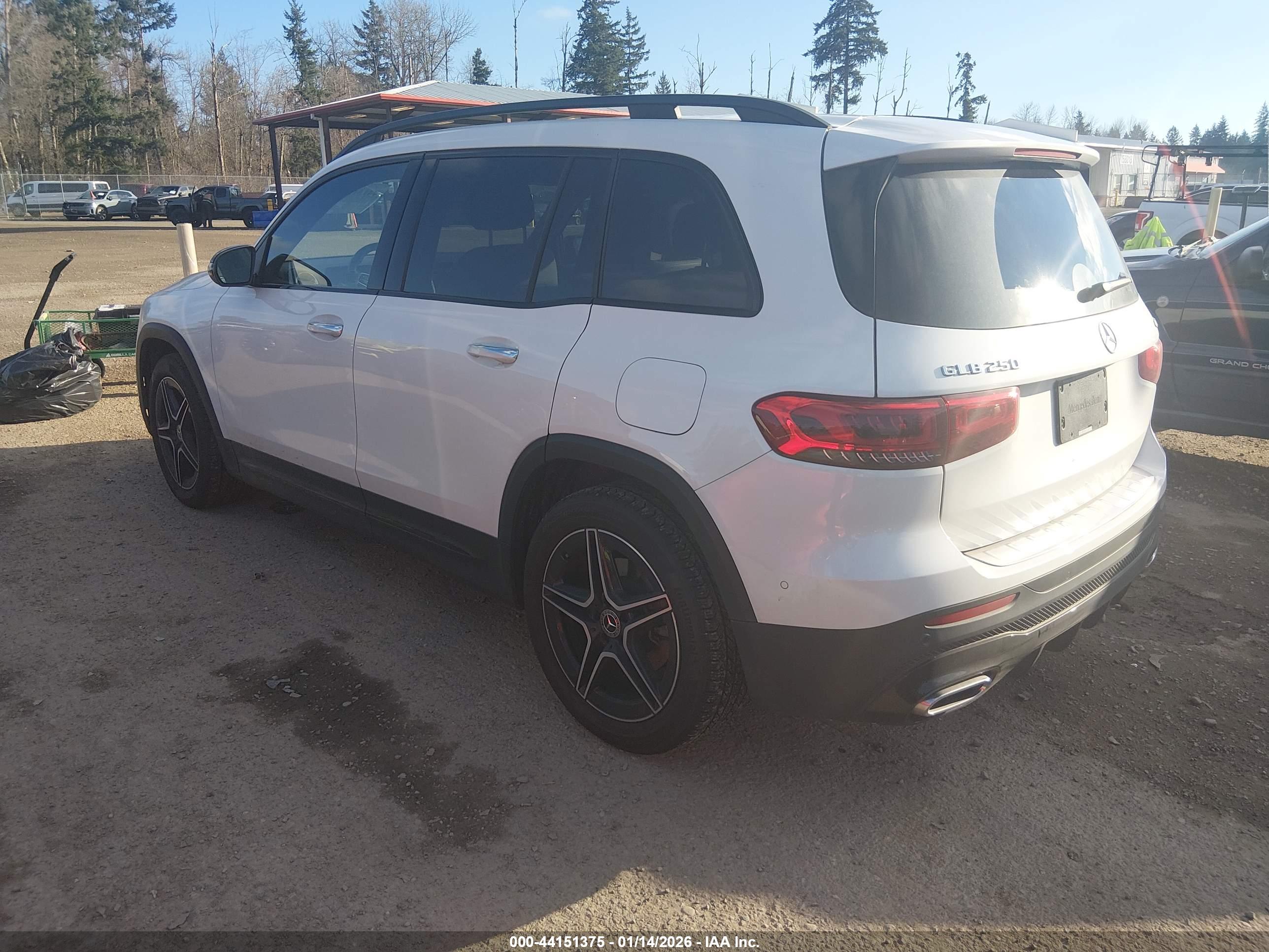 MERCEDES-BENZ GLB image 3