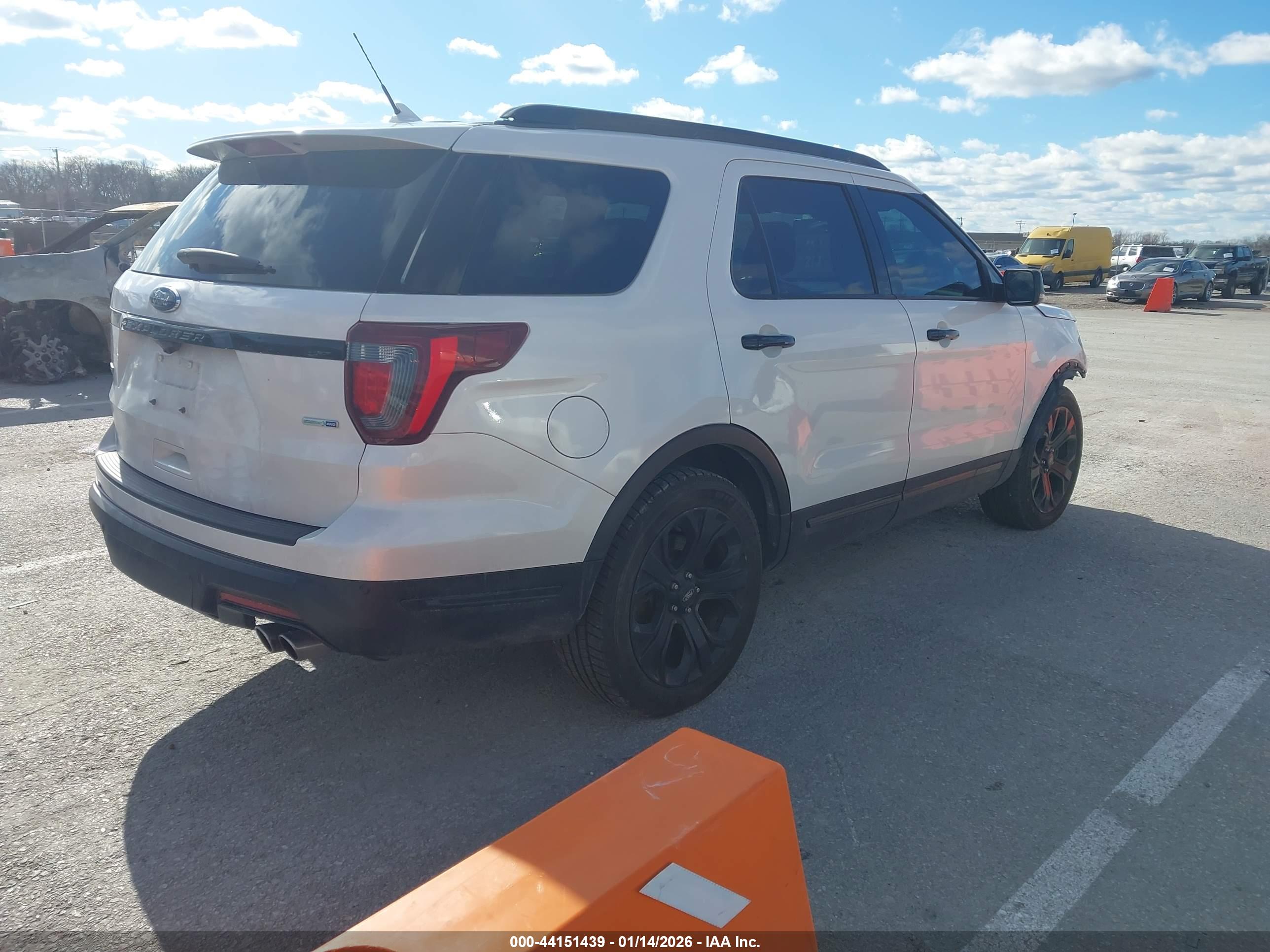 FORD EXPLORER image 4