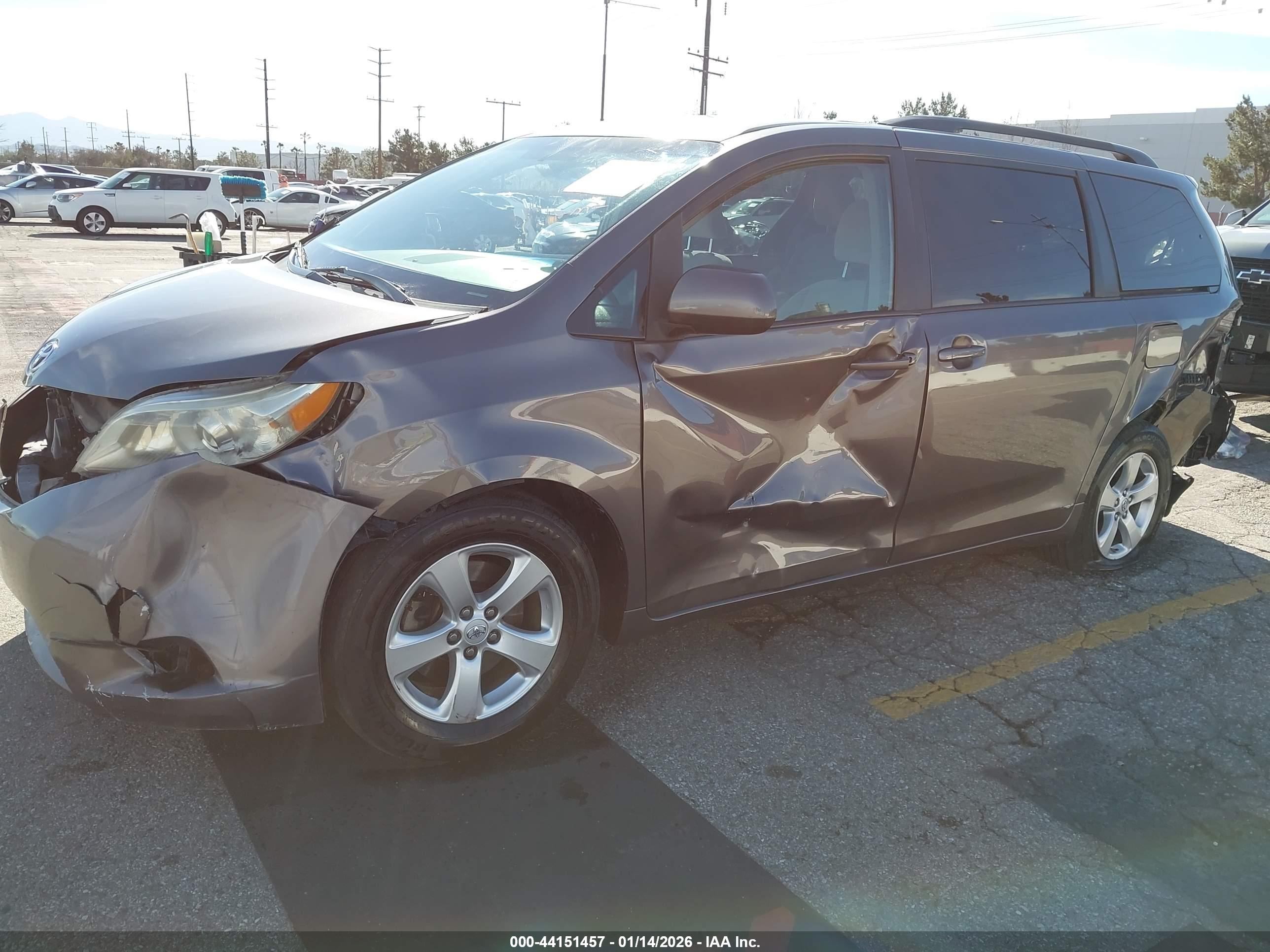TOYOTA SIENNA image 2
