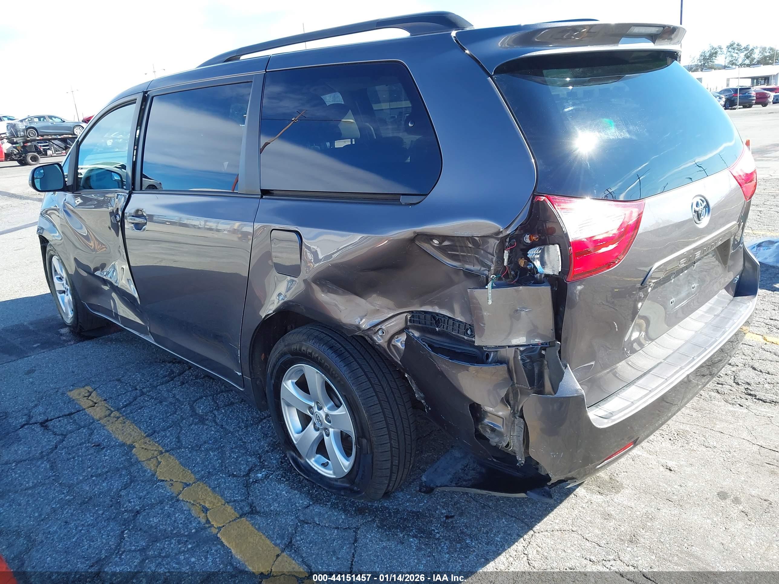 TOYOTA SIENNA image 3