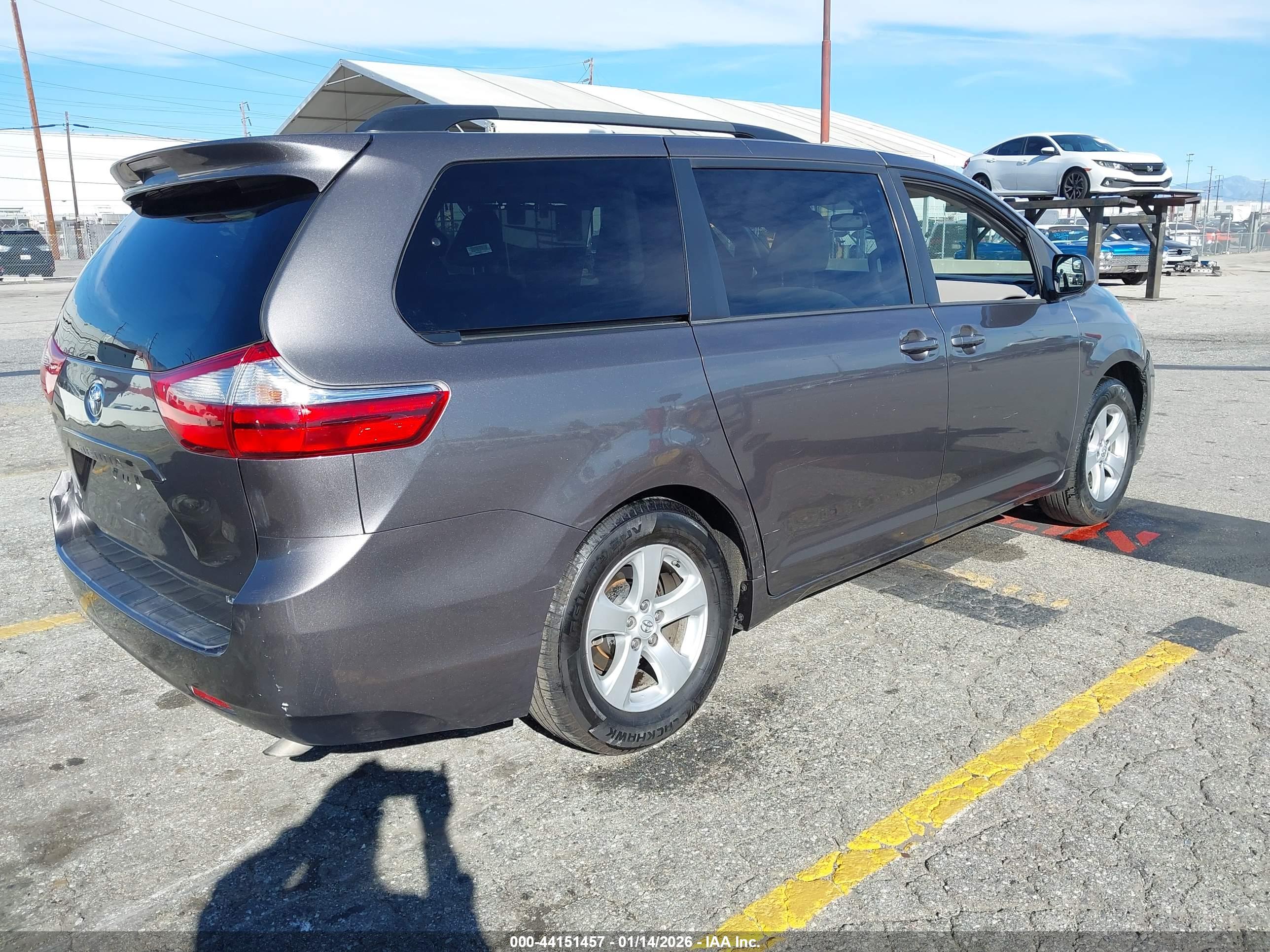 TOYOTA SIENNA image 4
