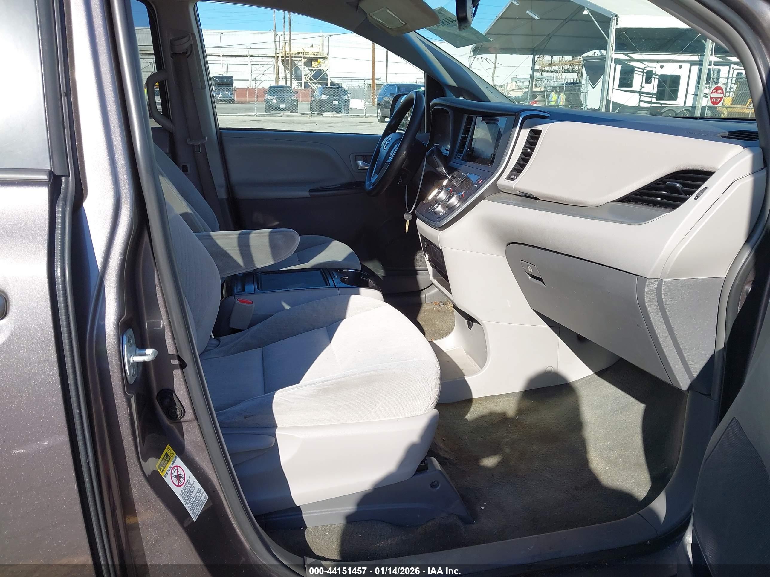 TOYOTA SIENNA image 5