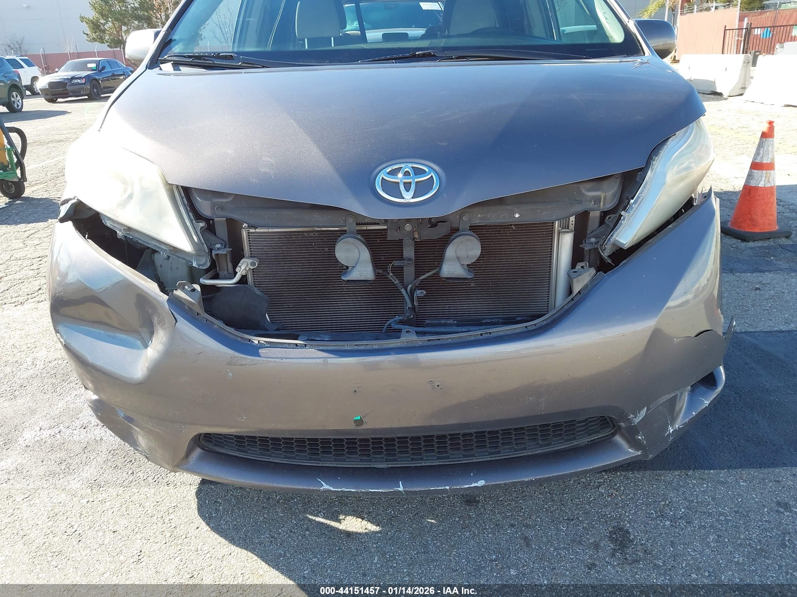 TOYOTA SIENNA image 6