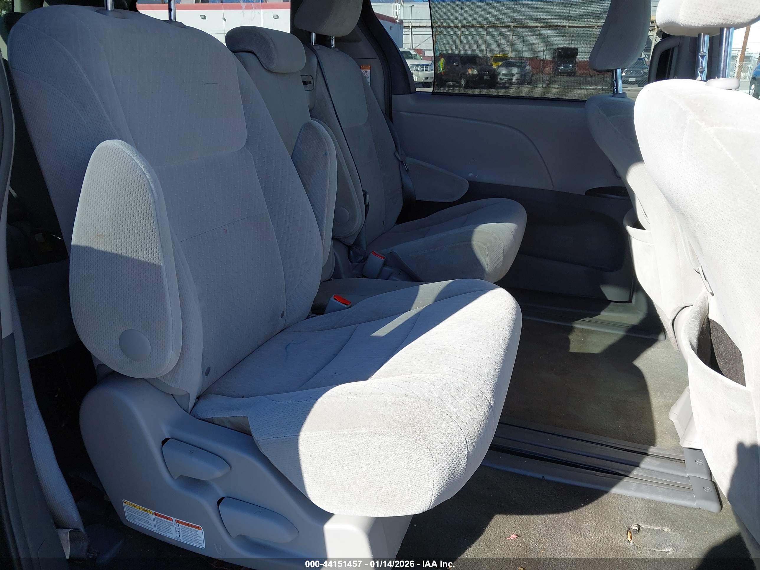 TOYOTA SIENNA image 8