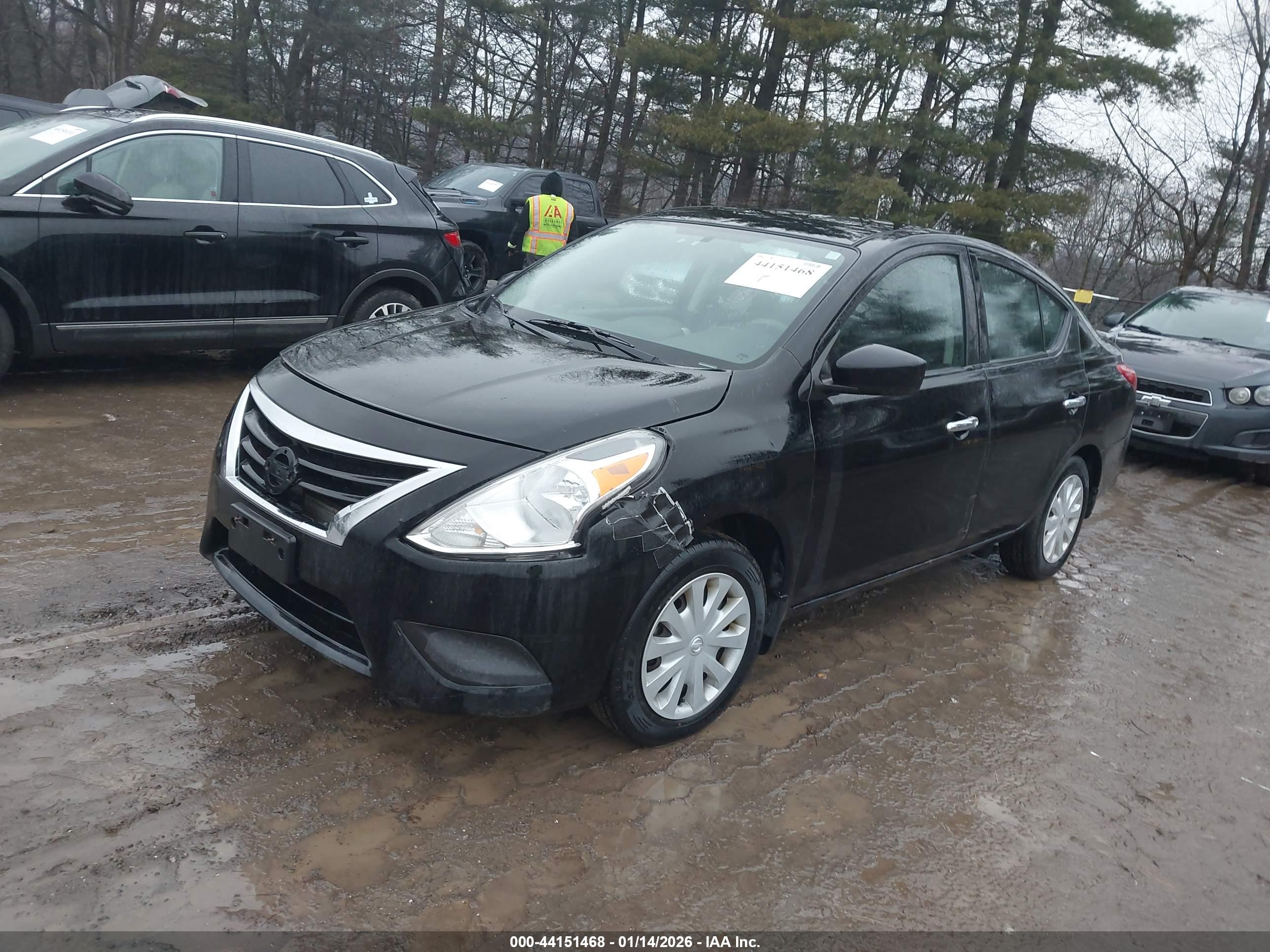 NISSAN VERSA image 2