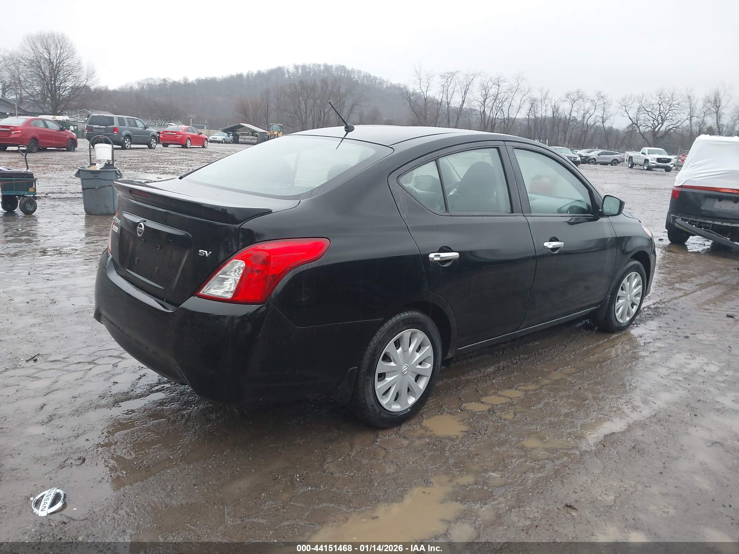 NISSAN VERSA image 4