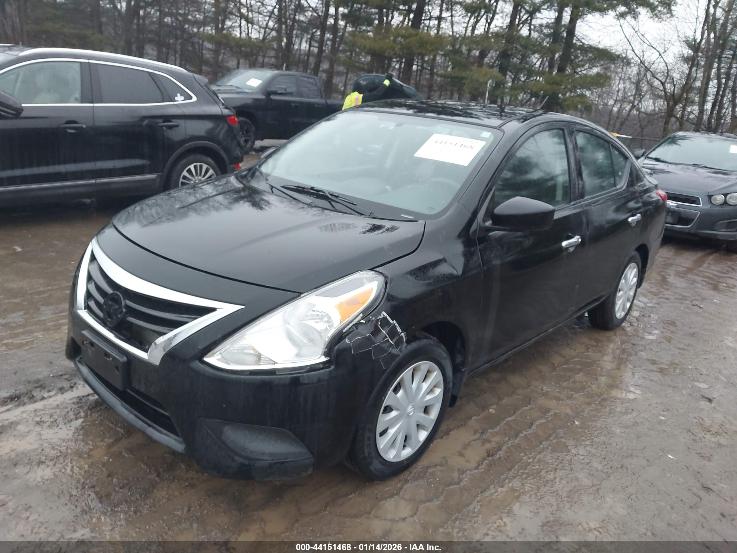 NISSAN VERSA image 6